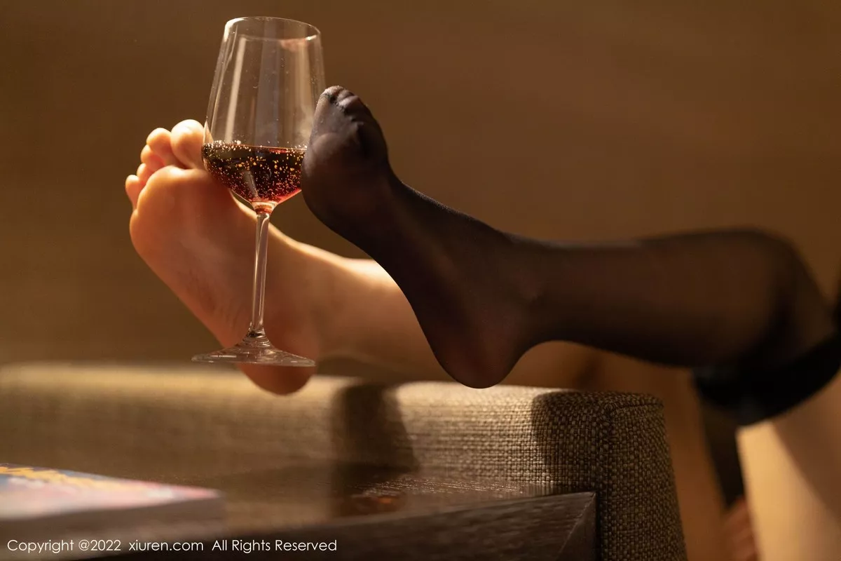 秀人集.com_[XiuRen秀人网]No.5323_女神奶瓶土肥圆私房红色露肩连衣长裙配超薄黑丝完美诱惑写真81P