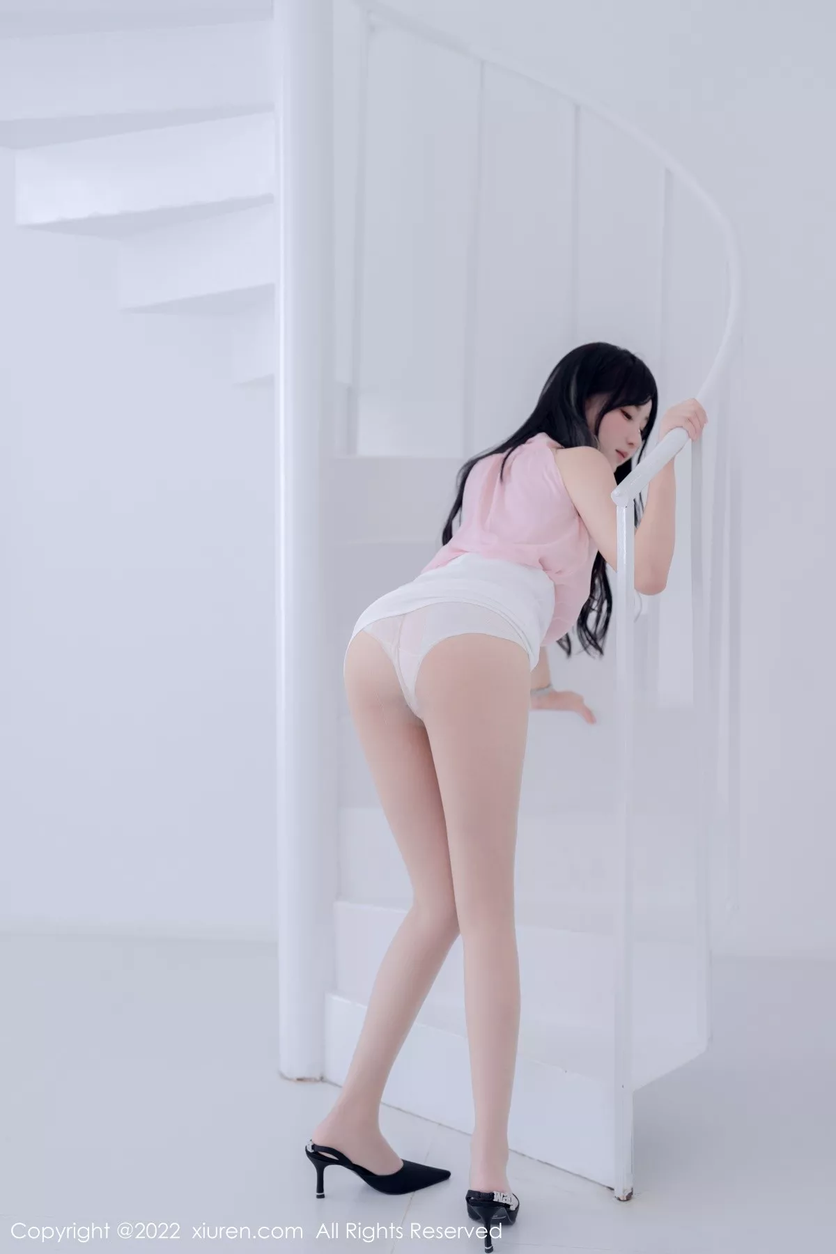 秀人集.com_[XiuRen秀人网]No.5318_女神小果冻儿大理旅拍性感粉色上衣配白色短裙秀美腿诱惑写真76P