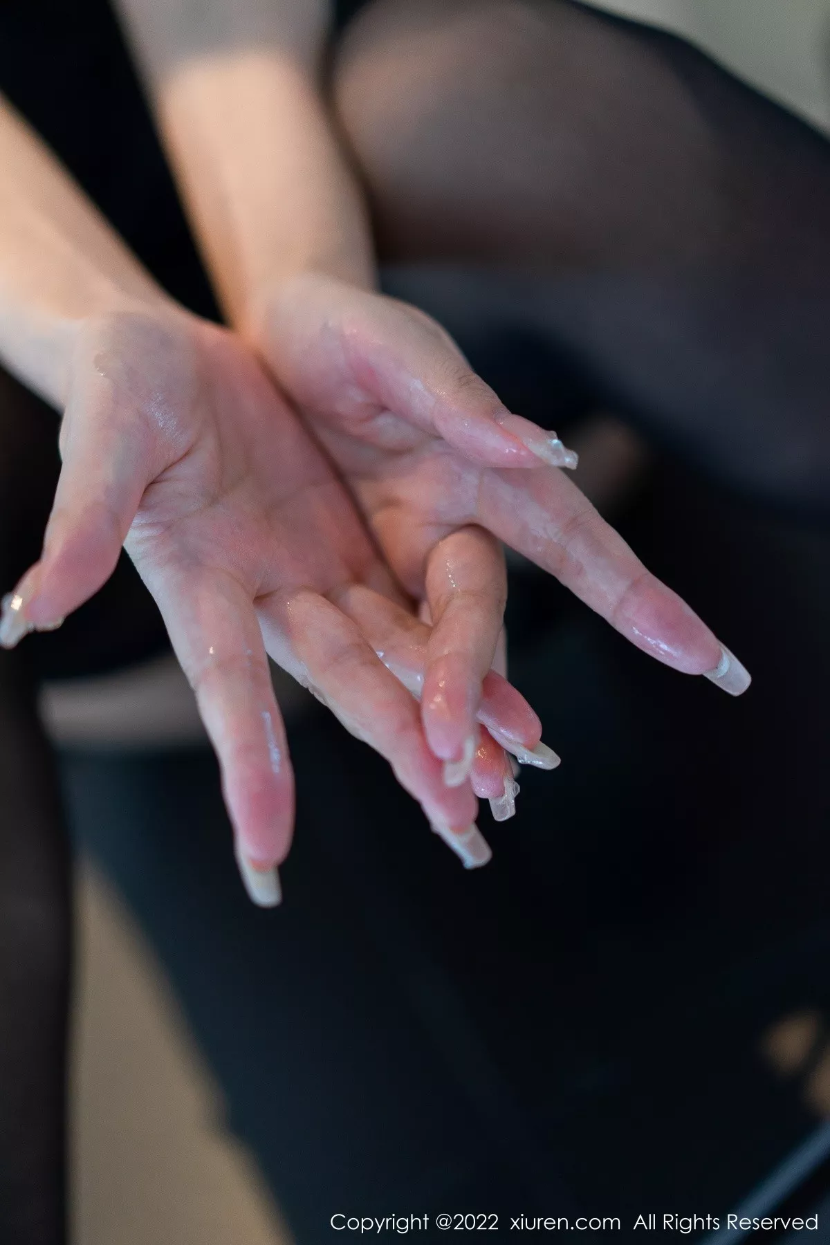 秀人集.com_[XiuRen秀人网]No.5449_模特laura阿姣私房浴室黑色吊带连衣短裙配超薄黑丝诱惑写真60P