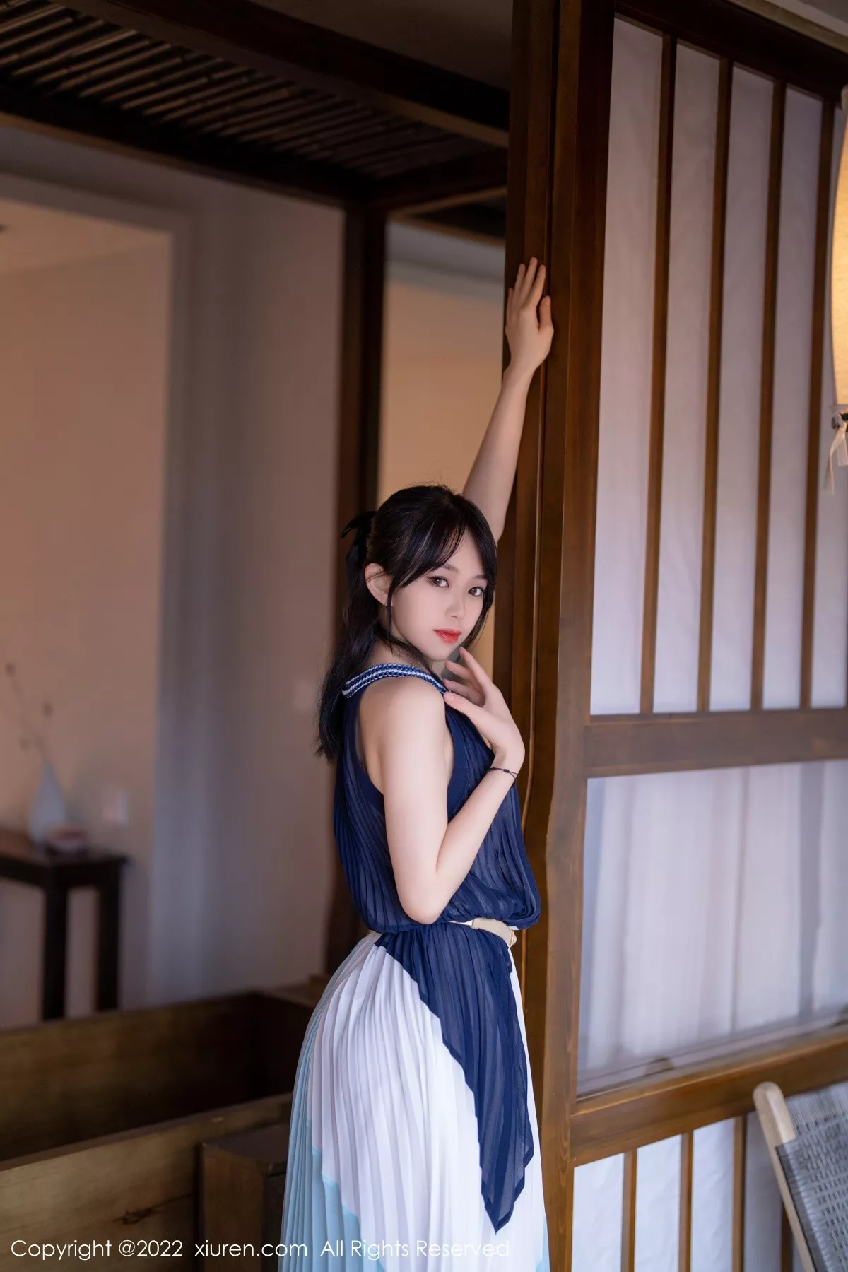 秀人集.com_[XiuRen秀人网]No.5327_模特奶瓶大理旅拍脱连衣裙露性感蕾丝内衣秀苗条身材诱惑写真53P