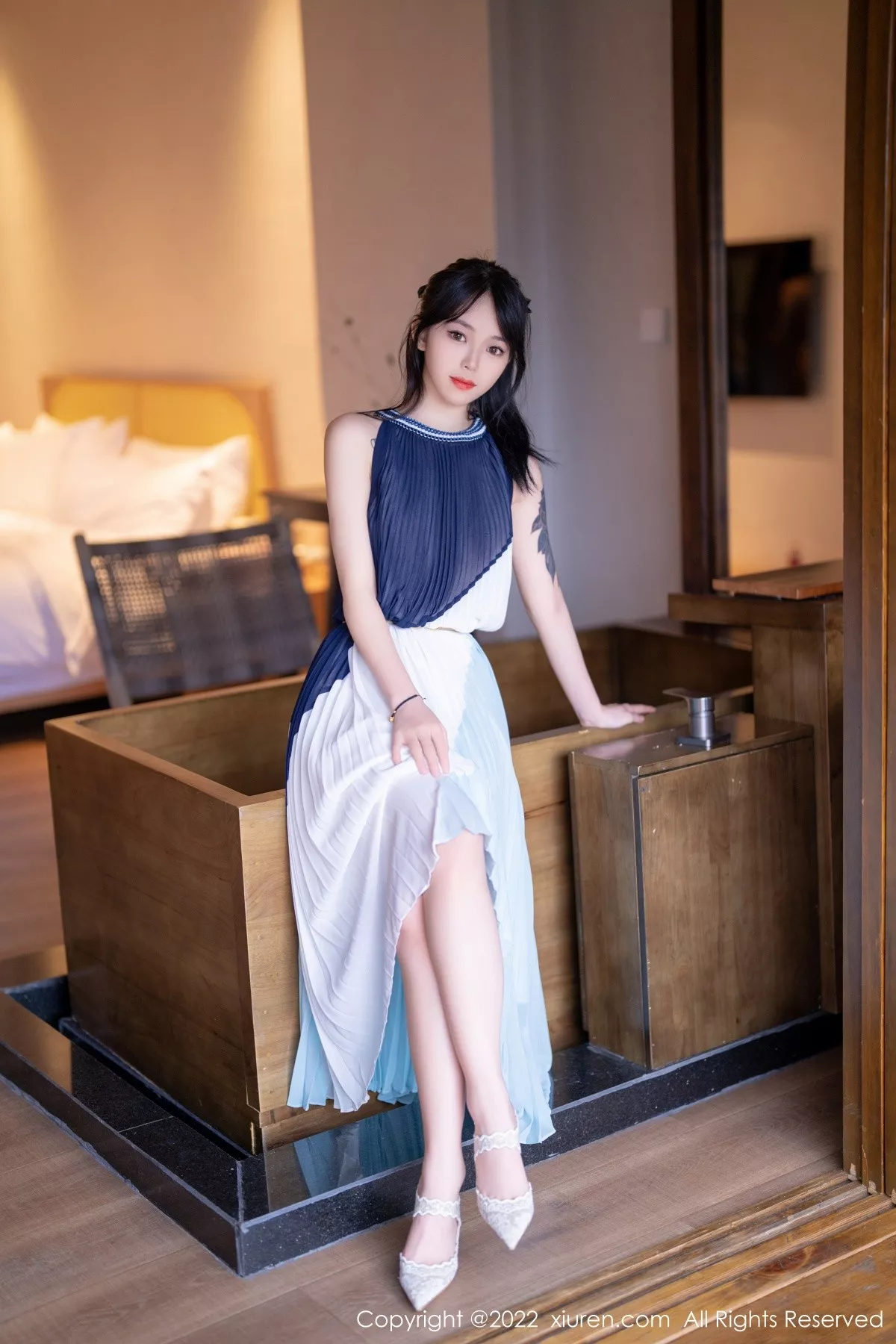 秀人集.com_[XiuRen秀人网]No.5327_模特奶瓶大理旅拍脱连衣裙露性感蕾丝内衣秀苗条身材诱惑写真53P