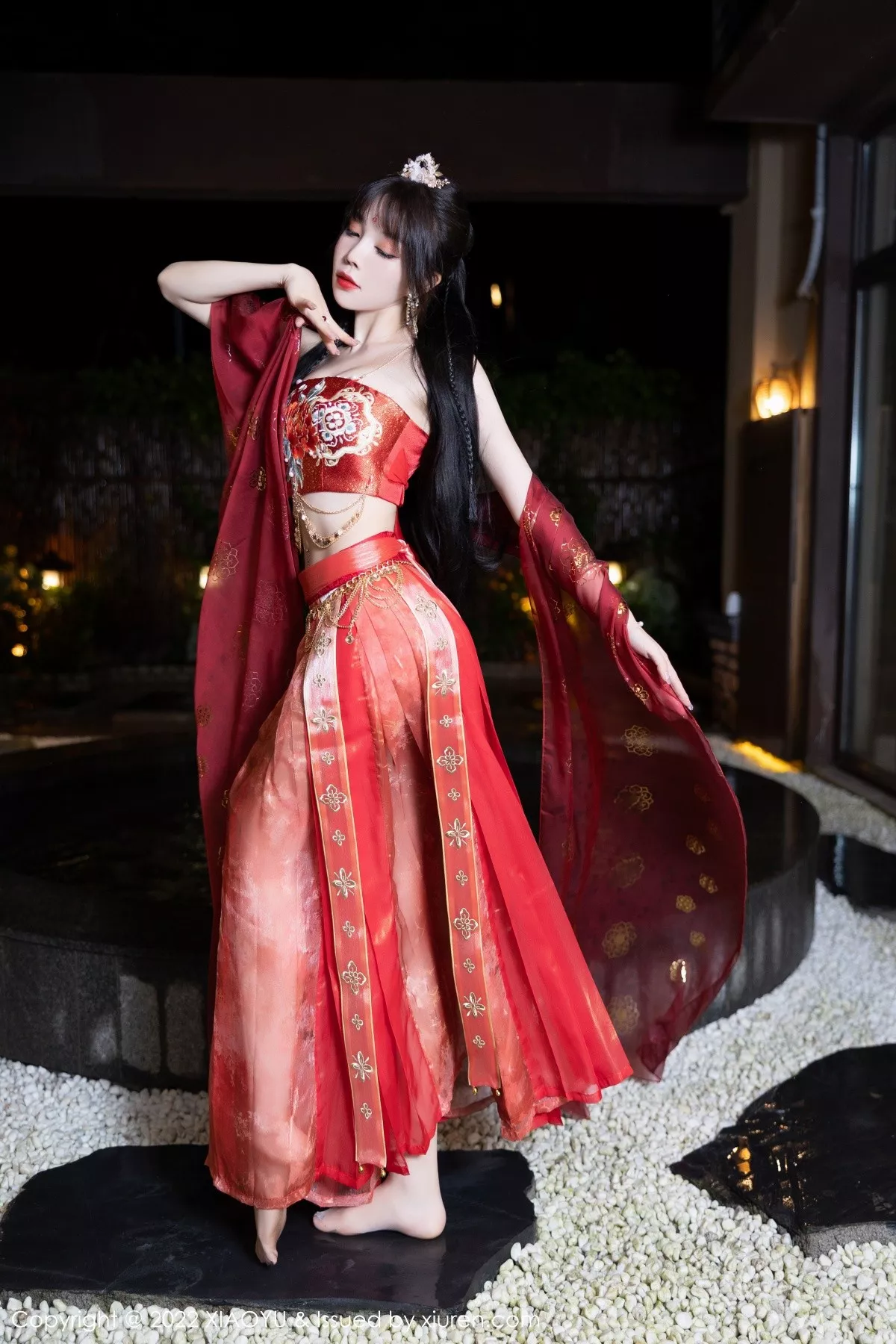 秀人集.com_[XiaoYu画语界]Vol.827_女神徐莉芝Booty泳池性感红色轻透古装服饰秀完美身材诱惑写真70P