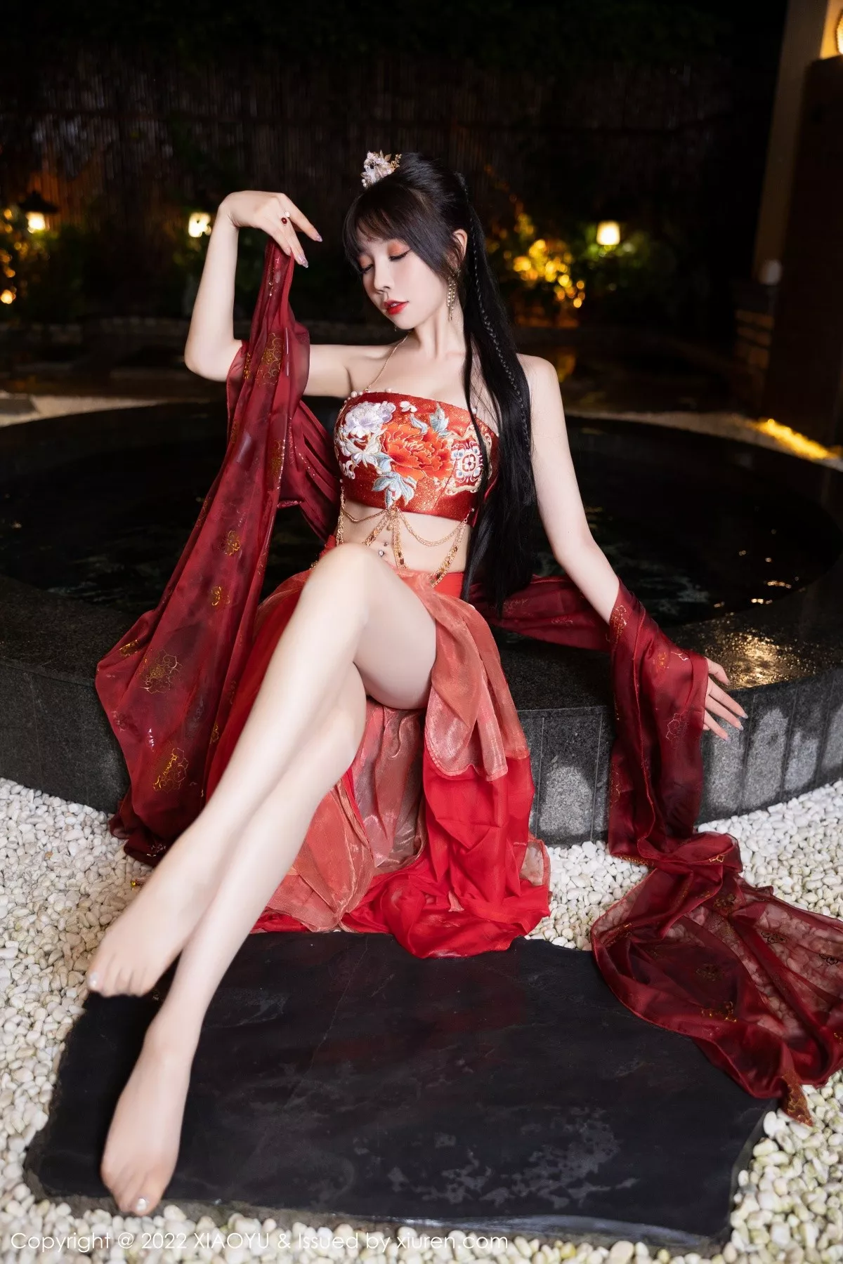 秀人集.com_[XiaoYu画语界]Vol.827_女神徐莉芝Booty泳池性感红色轻透古装服饰秀完美身材诱惑写真70P