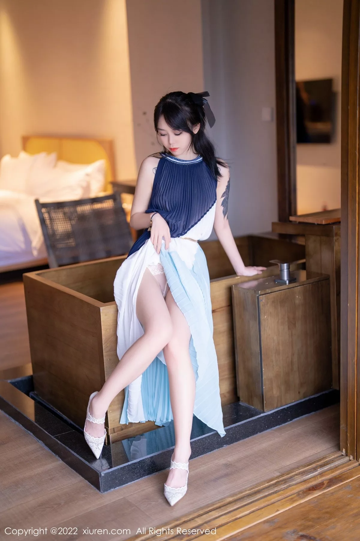 秀人集.com_[XiuRen秀人网]No.5327_模特奶瓶大理旅拍脱连衣裙露性感蕾丝内衣秀苗条身材诱惑写真53P