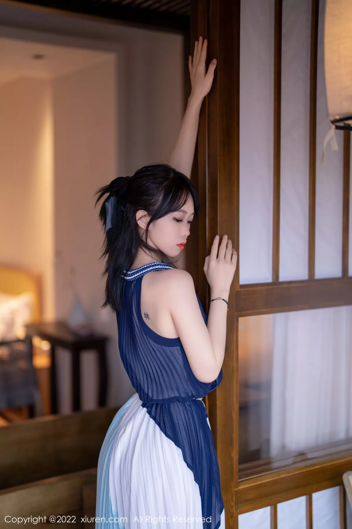 秀人集.com_[XiuRen秀人网]No.5327_模特奶瓶大理旅拍脱连衣裙露性感蕾丝内衣秀苗条身材诱惑写真53P