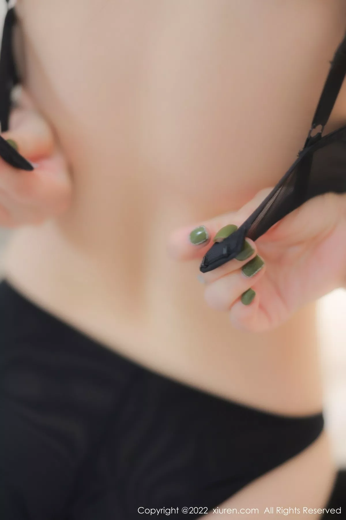 秀人集.com_[XiuRen秀人网]No.5335_模特诗诗kiki大理旅拍半脱黑色条纹T恤露性感蕾丝内衣诱惑写真83P