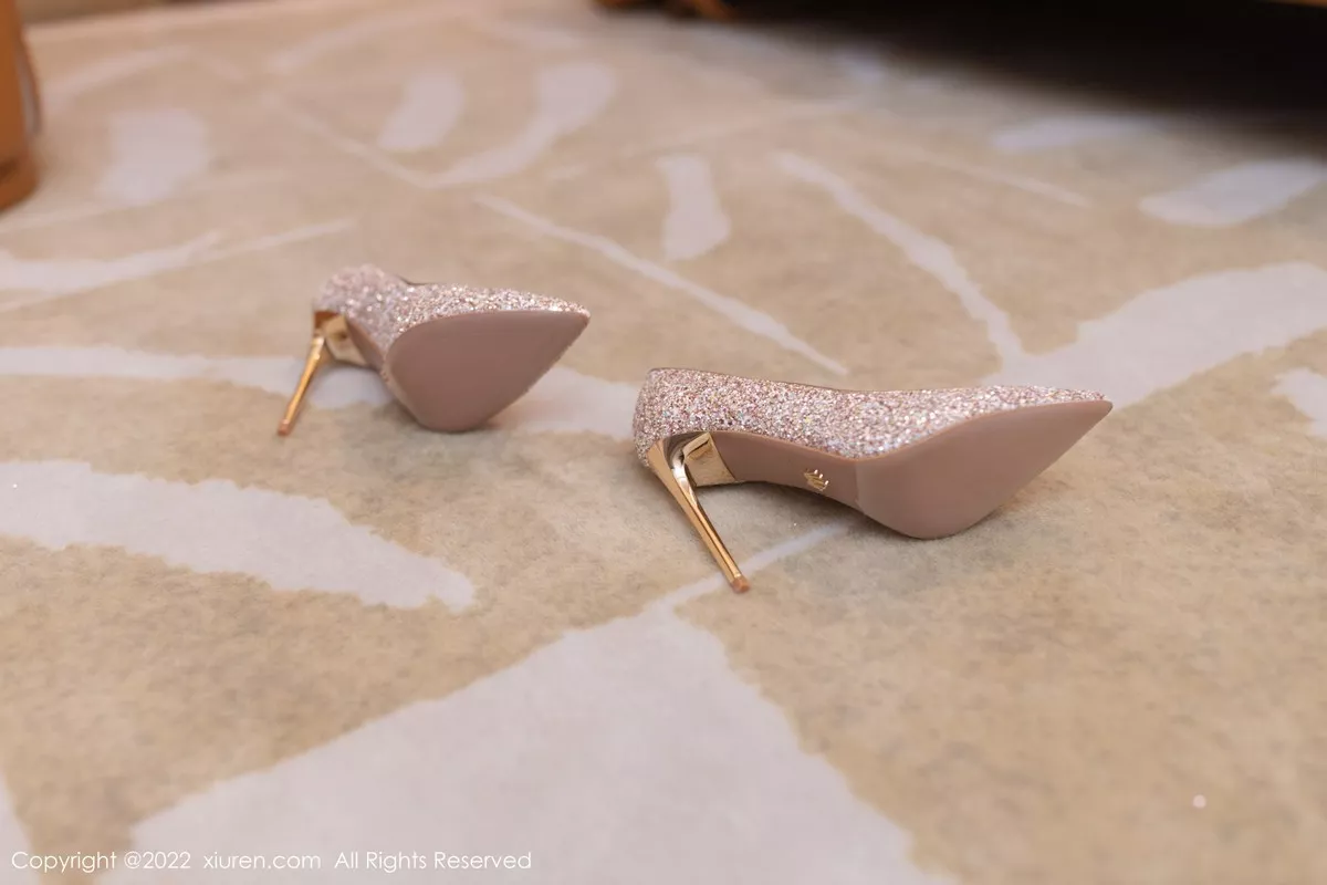 秀人集.com_[XiuRen秀人网]No.5354_模特陆萱萱广州-云南旅拍铜色闪亮吊裙配原色丝袜撩人诱惑写真78P