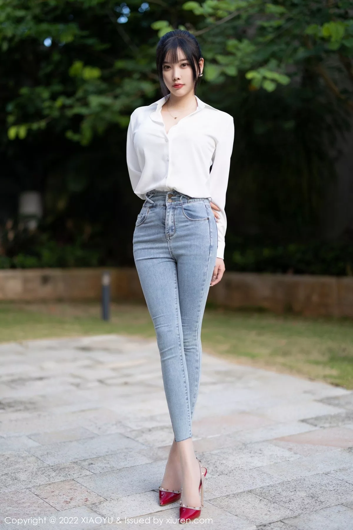 秀人集.com_[XiaoYu画语界]Vol.846_女神杨晨晨Yome性感白T配牛仔裤露红色内衣超薄肉丝诱惑写真85P