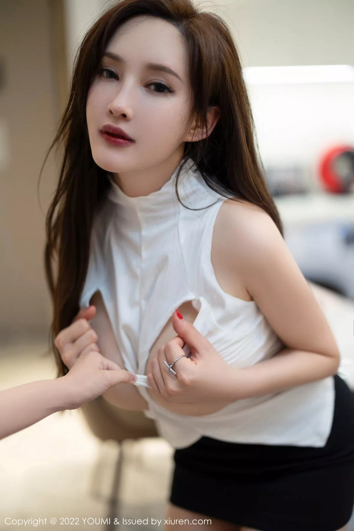 秀人集.com_[YouMi尤蜜荟]Vol.832_女神奶瓶土肥圆白色镂空收身上衣配黑短裙露原色丝袜诱惑写真99P