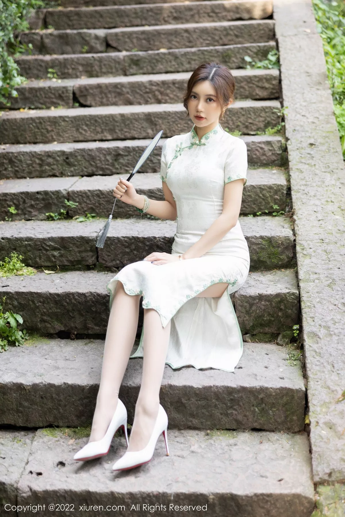 秀人集.com_[XiuRen秀人网]No.5468_女神绮里嘉海南心愿旅拍户外性感白色旗袍配原色丝袜诱惑写真92P