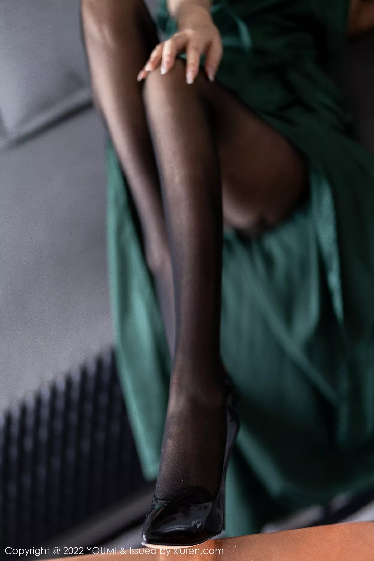 秀人集.com_[YouMi尤蜜荟]Vol.837_模特laura阿姣脱性感暗绿色长裙露黑色蕾丝内衣超薄黑丝诱惑写真70P
