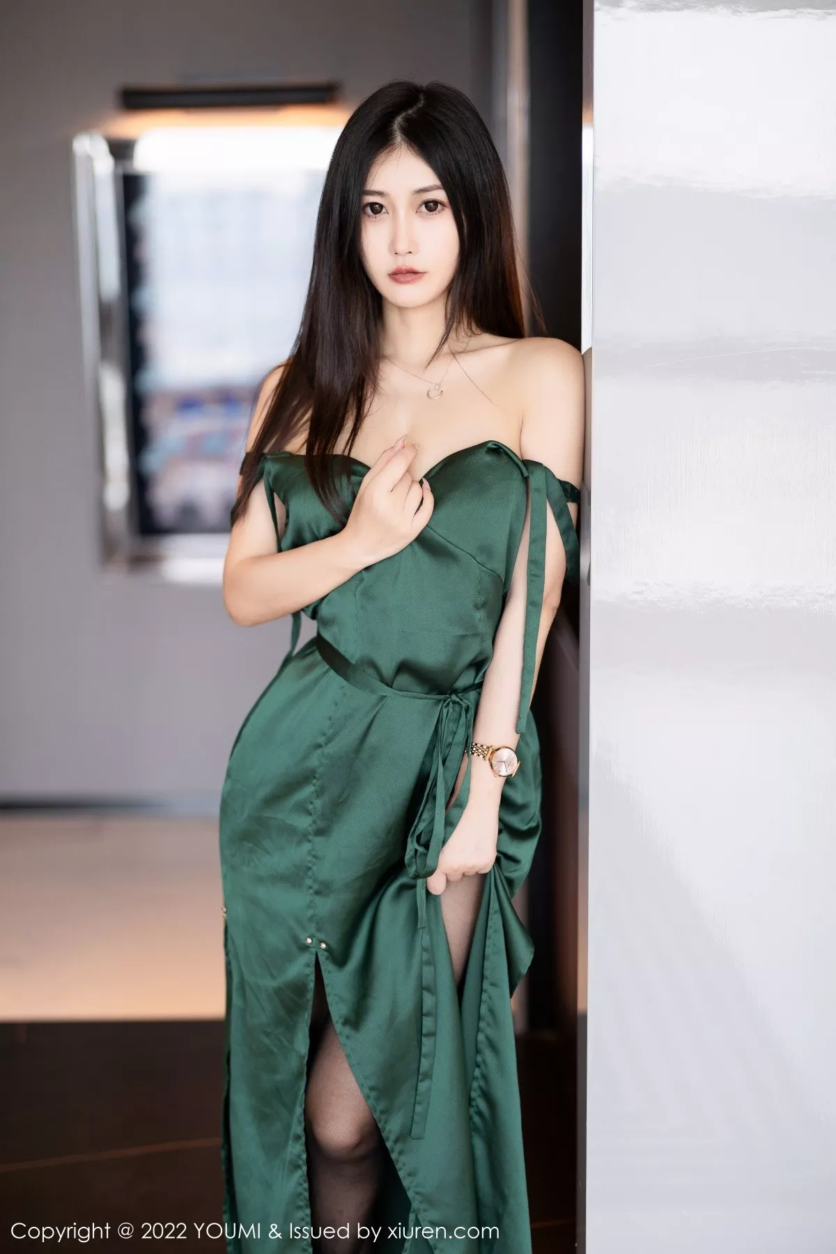 秀人集.com_[YouMi尤蜜荟]Vol.837_模特laura阿姣脱性感暗绿色长裙露黑色蕾丝内衣超薄黑丝诱惑写真70P