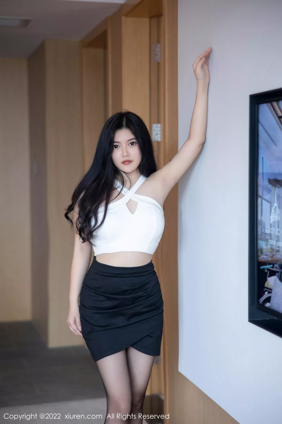 秀人集.com_[XiuRen秀人网]No.5518_新人模特吴小小性感白色收身上衣配黑短裙秀翘臀美腿诱惑写真69P