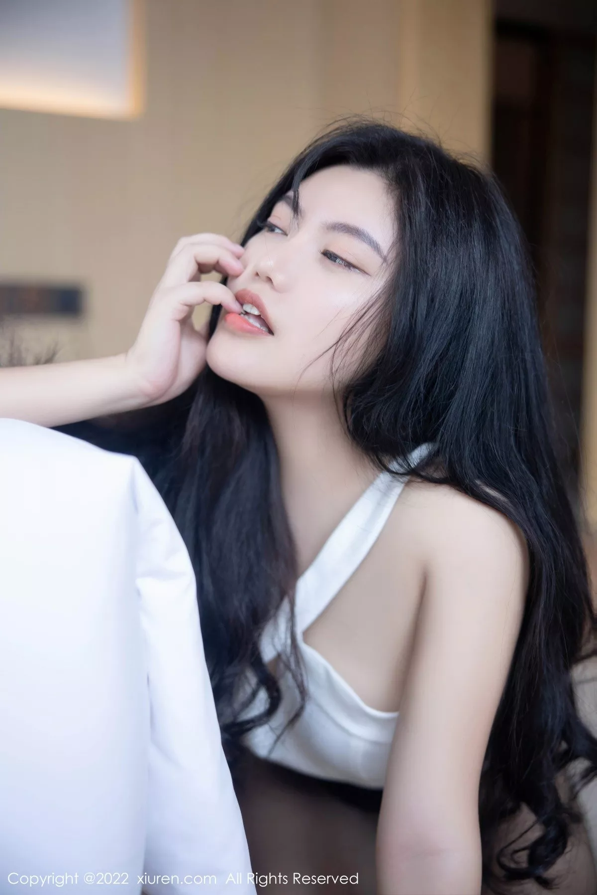 秀人集.com_[XiuRen秀人网]No.5518_新人模特吴小小性感白色收身上衣配黑短裙秀翘臀美腿诱惑写真69P