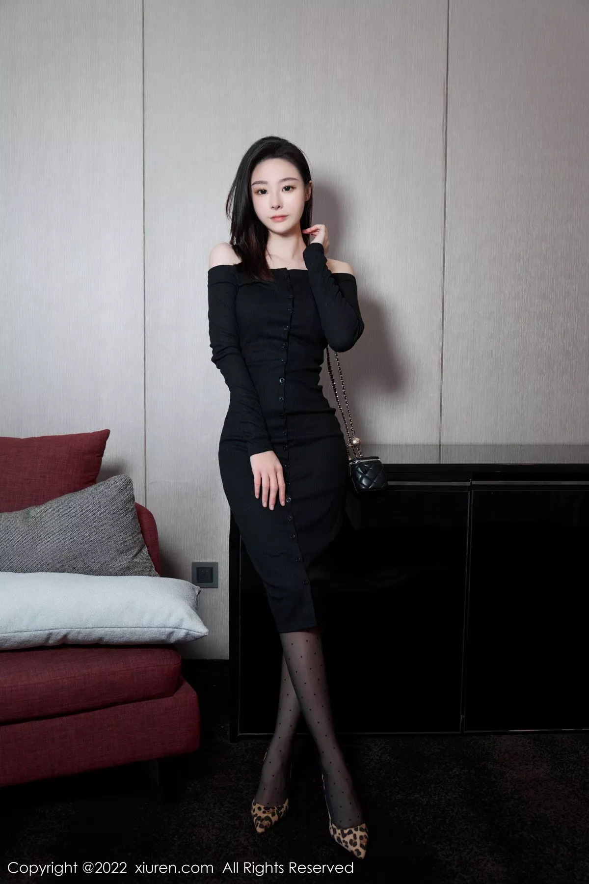 秀人集.com_[XiuRen秀人网]No.5529_模特是小逗逗心愿旅拍脱黑色露肩连衣长裙露蕾丝内衣诱惑写真92P