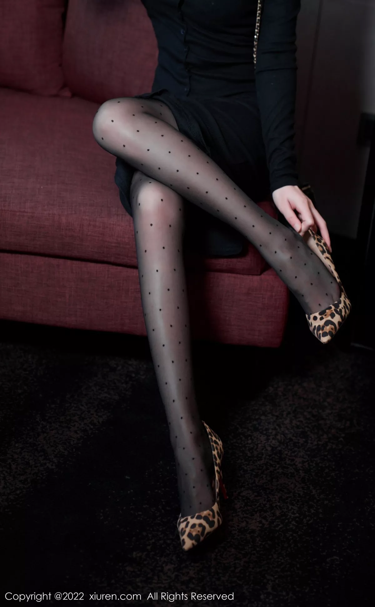 秀人集.com_[XiuRen秀人网]No.5529_模特是小逗逗心愿旅拍脱黑色露肩连衣长裙露蕾丝内衣诱惑写真92P