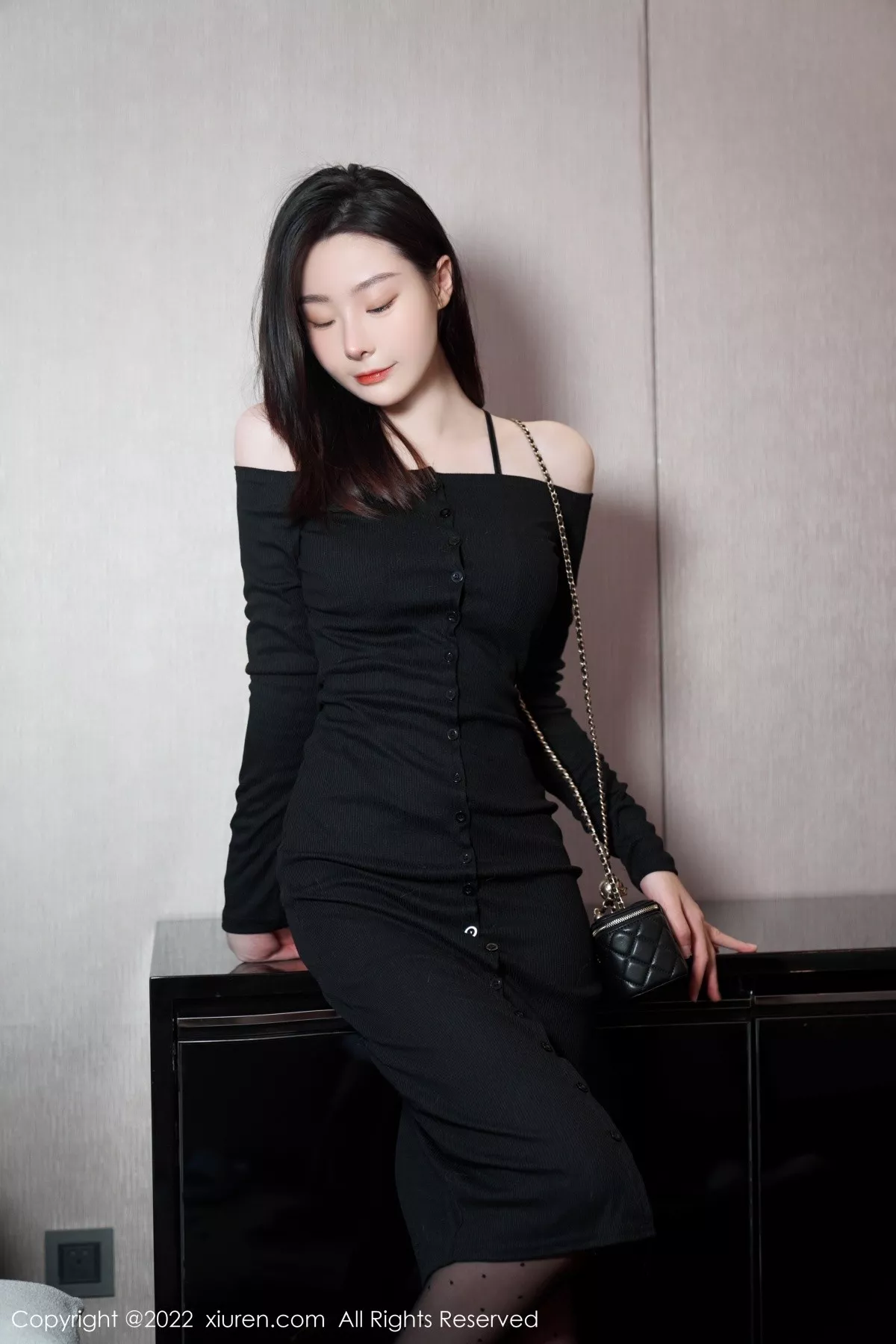 秀人集.com_[XiuRen秀人网]No.5529_模特是小逗逗心愿旅拍脱黑色露肩连衣长裙露蕾丝内衣诱惑写真92P