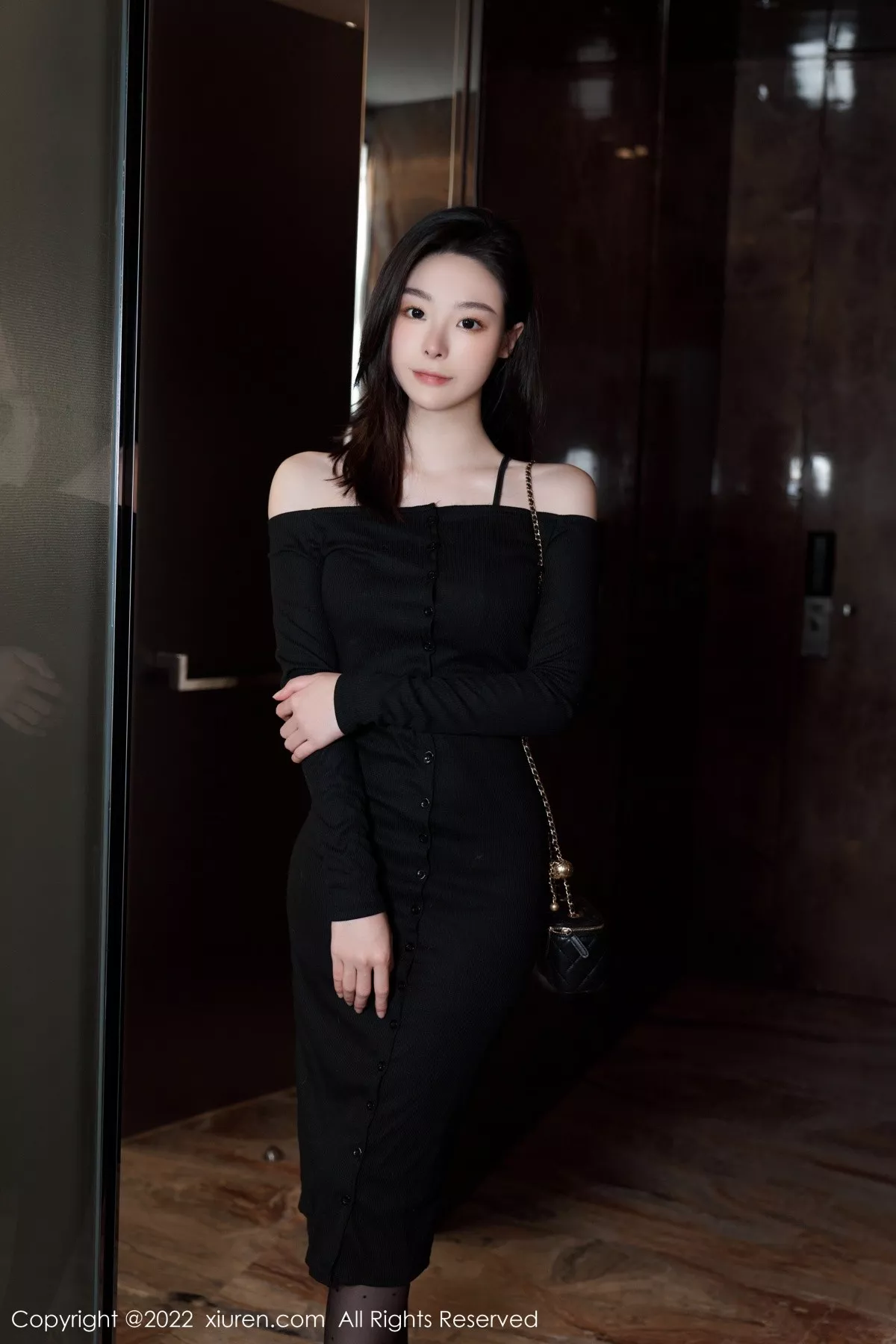 秀人集.com_[XiuRen秀人网]No.5529_模特是小逗逗心愿旅拍脱黑色露肩连衣长裙露蕾丝内衣诱惑写真92P