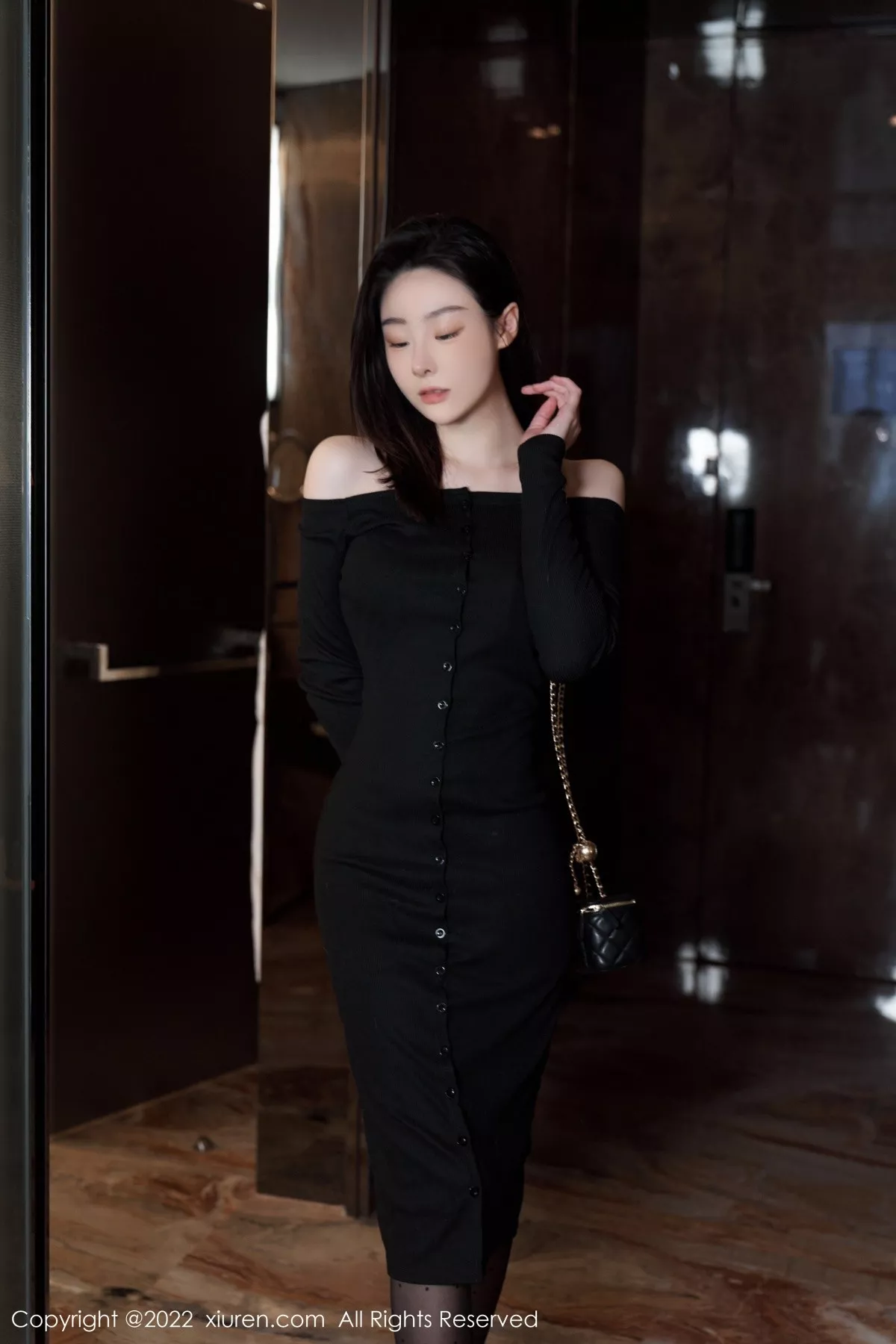 秀人集.com_[XiuRen秀人网]No.5529_模特是小逗逗心愿旅拍脱黑色露肩连衣长裙露蕾丝内衣诱惑写真92P