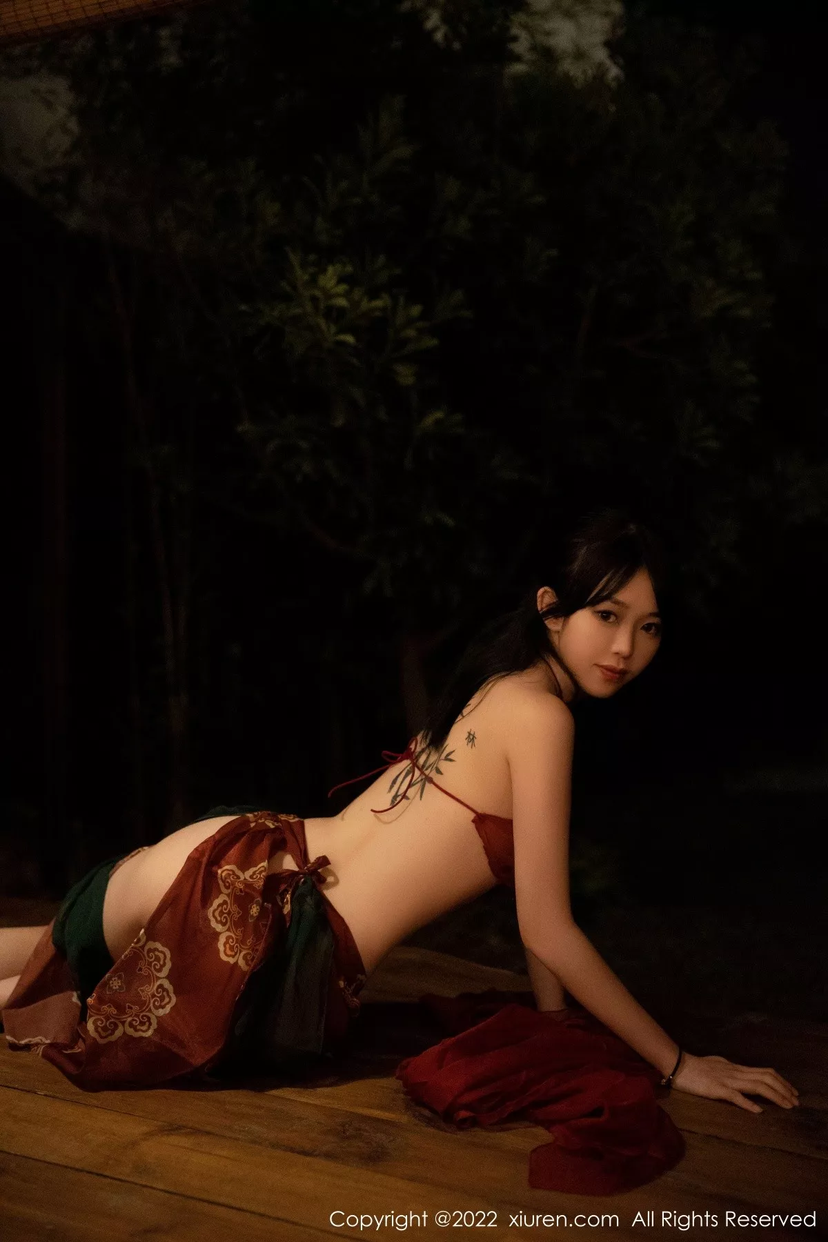 秀人集.com_[XiuRen秀人网]No.5527_模特奶瓶大理旅拍私房性感红色轻透古装服秀完美身材诱惑写真78P