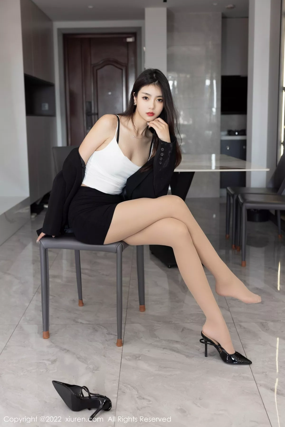 秀人集.com_[XiuRen秀人网]No.5530_模特可乐Vicky性感白T配黑短裙露超薄肉丝秀翘臀美腿诱惑写真63P