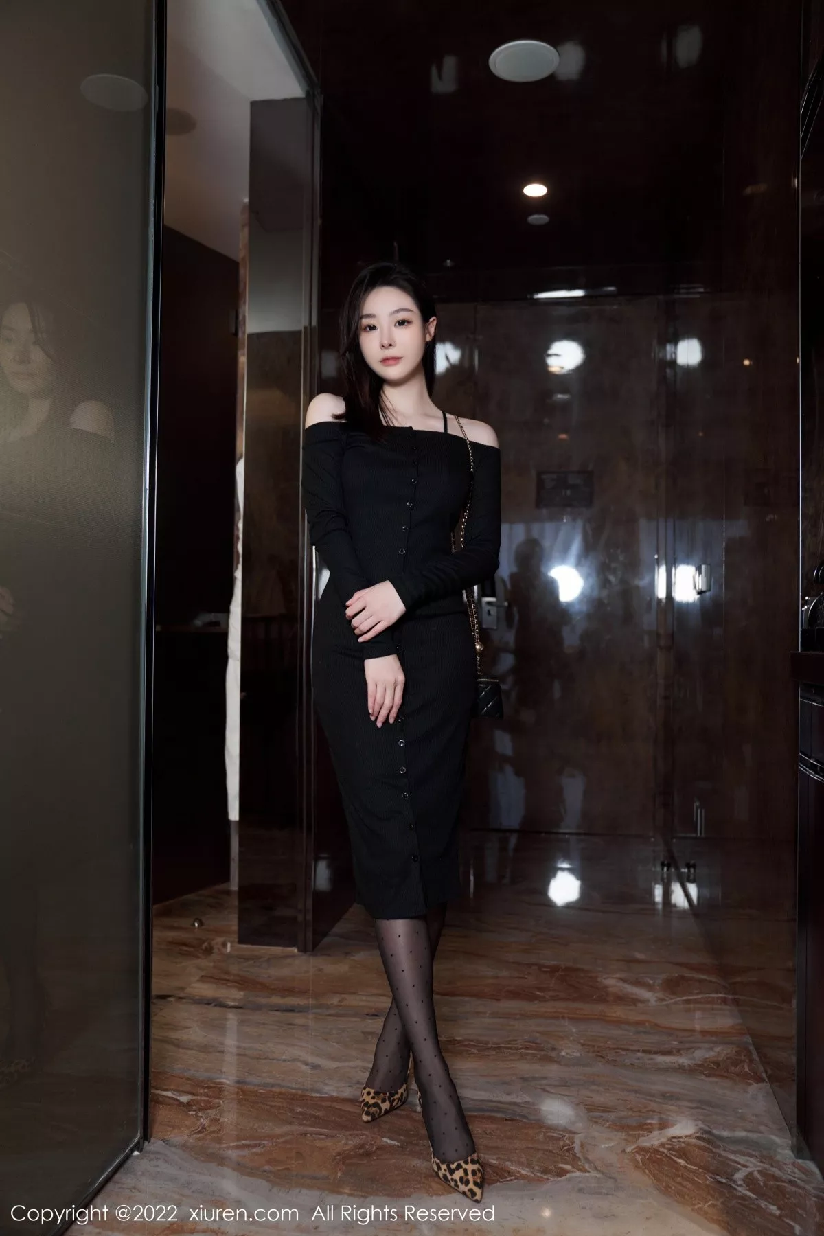 秀人集.com_[XiuRen秀人网]No.5529_模特是小逗逗心愿旅拍脱黑色露肩连衣长裙露蕾丝内衣诱惑写真92P