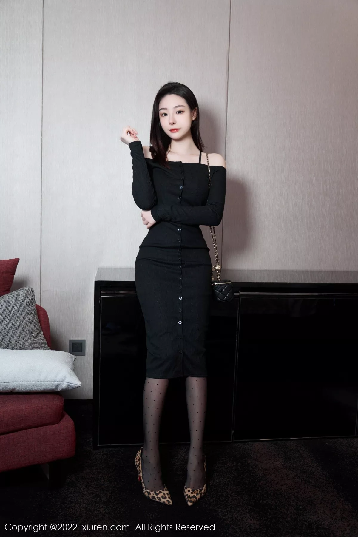 秀人集.com_[XiuRen秀人网]No.5529_模特是小逗逗心愿旅拍脱黑色露肩连衣长裙露蕾丝内衣诱惑写真92P