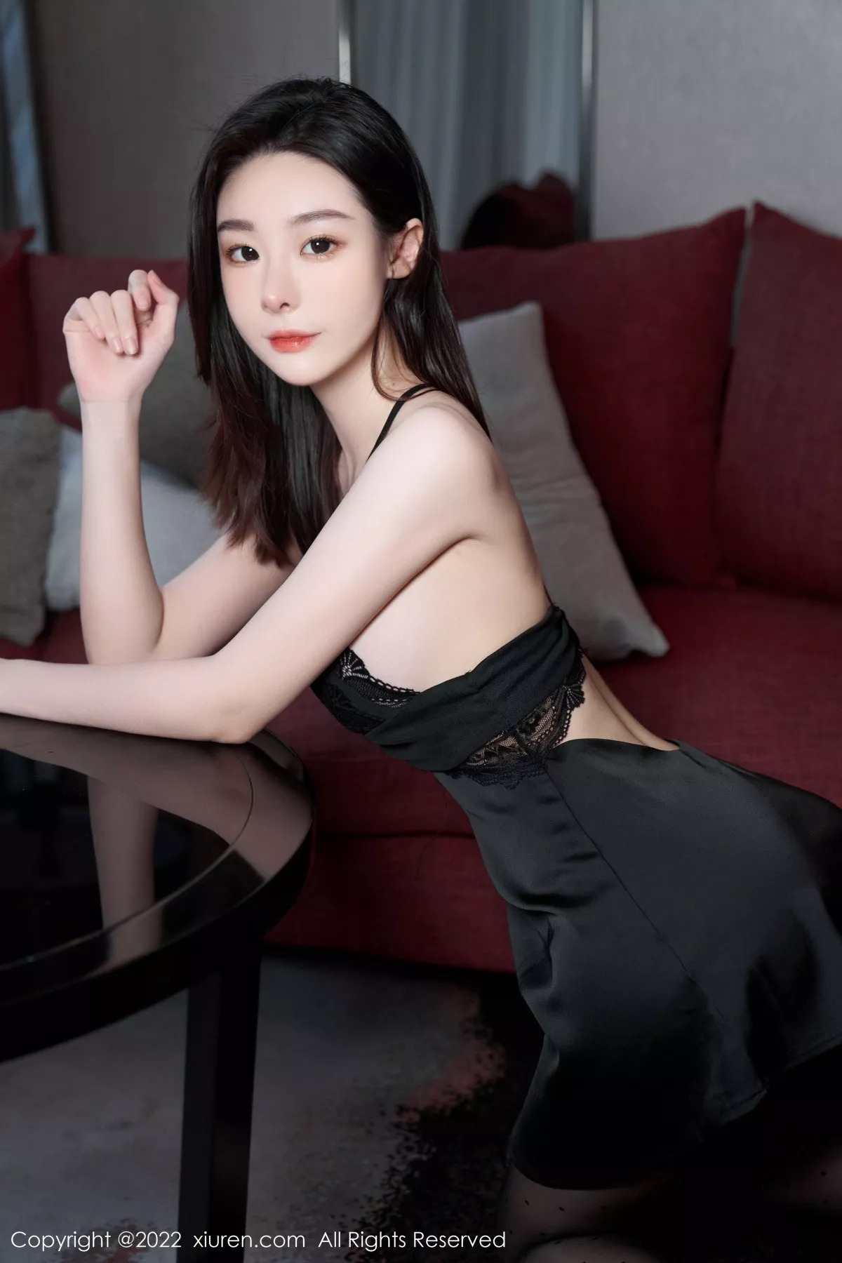 秀人集.com_[XiuRen秀人网]No.5529_模特是小逗逗心愿旅拍脱黑色露肩连衣长裙露蕾丝内衣诱惑写真92P