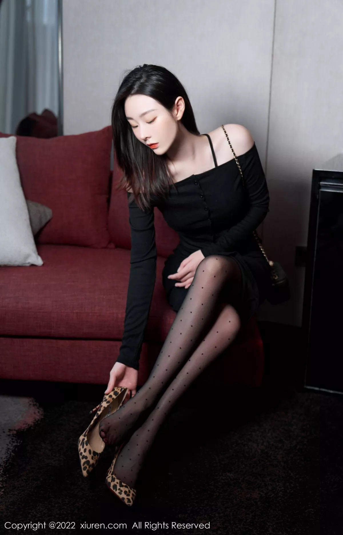 秀人集.com_[XiuRen秀人网]No.5529_模特是小逗逗心愿旅拍脱黑色露肩连衣长裙露蕾丝内衣诱惑写真92P