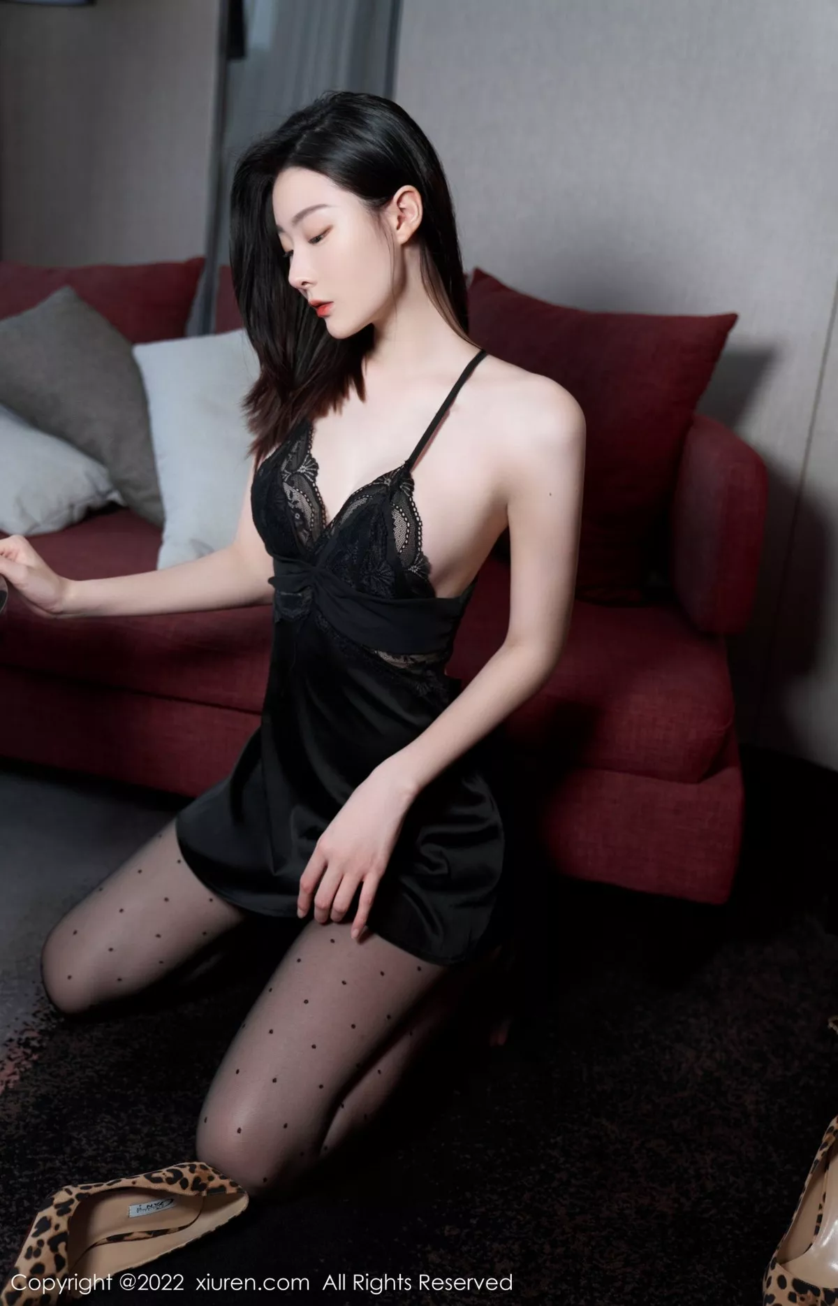 秀人集.com_[XiuRen秀人网]No.5529_模特是小逗逗心愿旅拍脱黑色露肩连衣长裙露蕾丝内衣诱惑写真92P