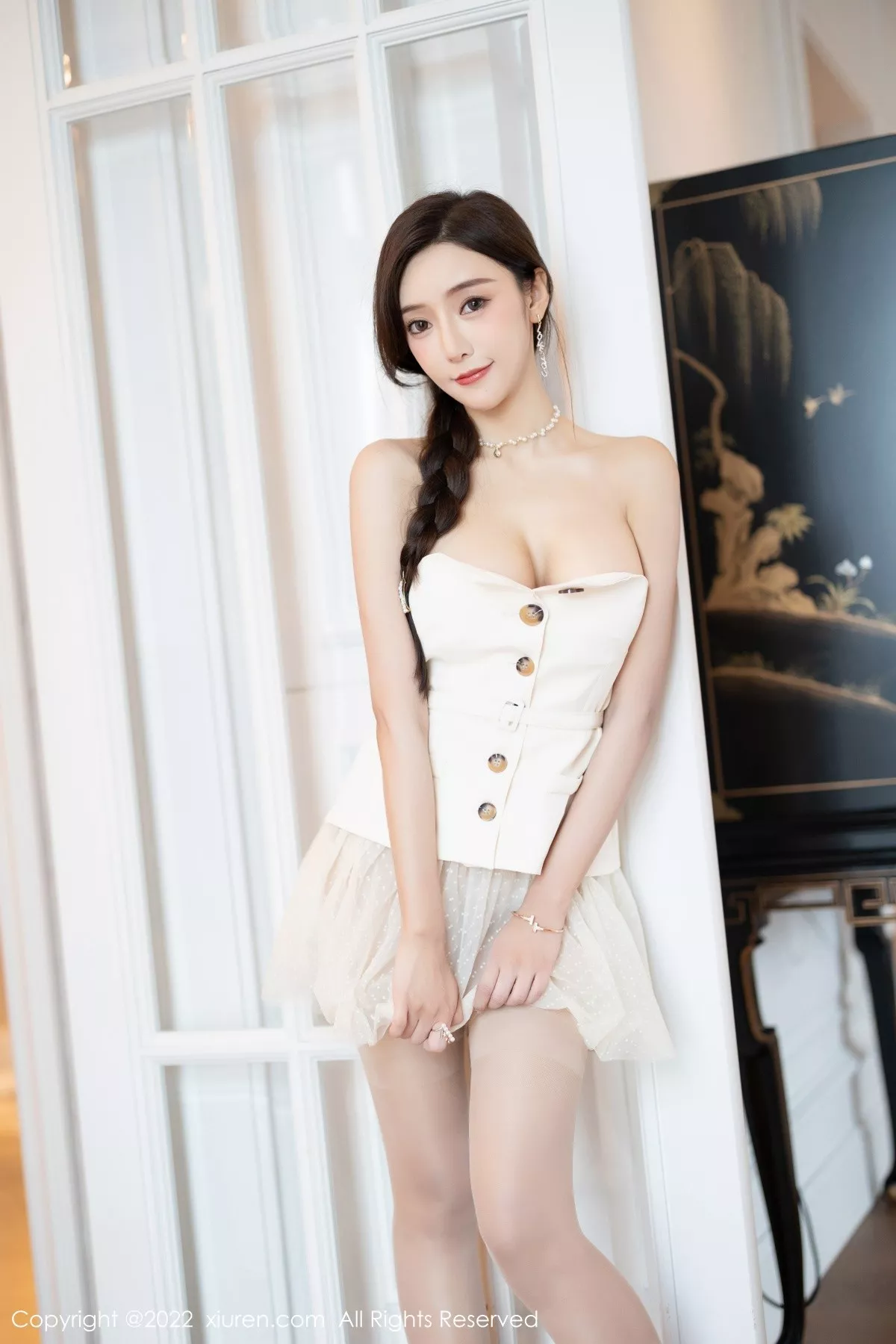 秀人集.com_[XiuRen秀人网]No.5539_女神王馨瑶yanni白色露肩服饰+珍珠色睡裙配蕾丝吊袜诱惑写真78P