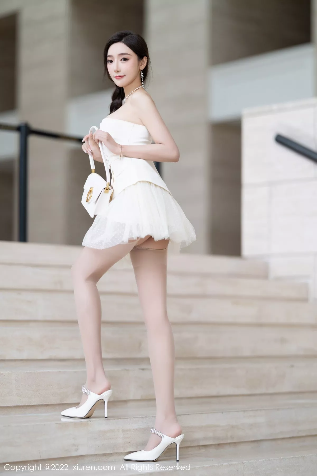 秀人集.com_[XiuRen秀人网]No.5539_女神王馨瑶yanni白色露肩服饰+珍珠色睡裙配蕾丝吊袜诱惑写真78P