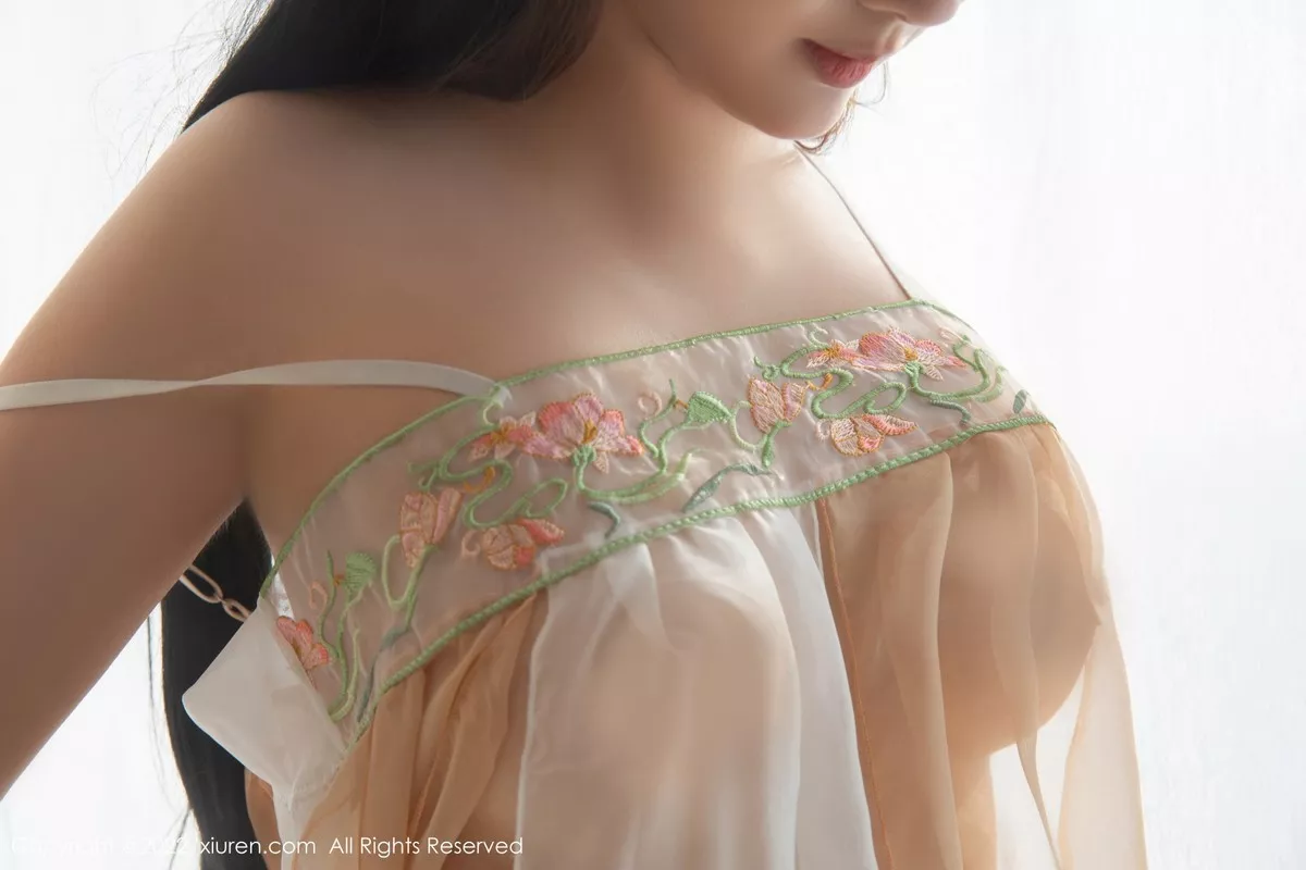 秀人集.com_[XiuRen秀人网]No.5556_模特江真真中秋主题白色轻透古装服饰配超薄无内肉丝诱惑写真70P