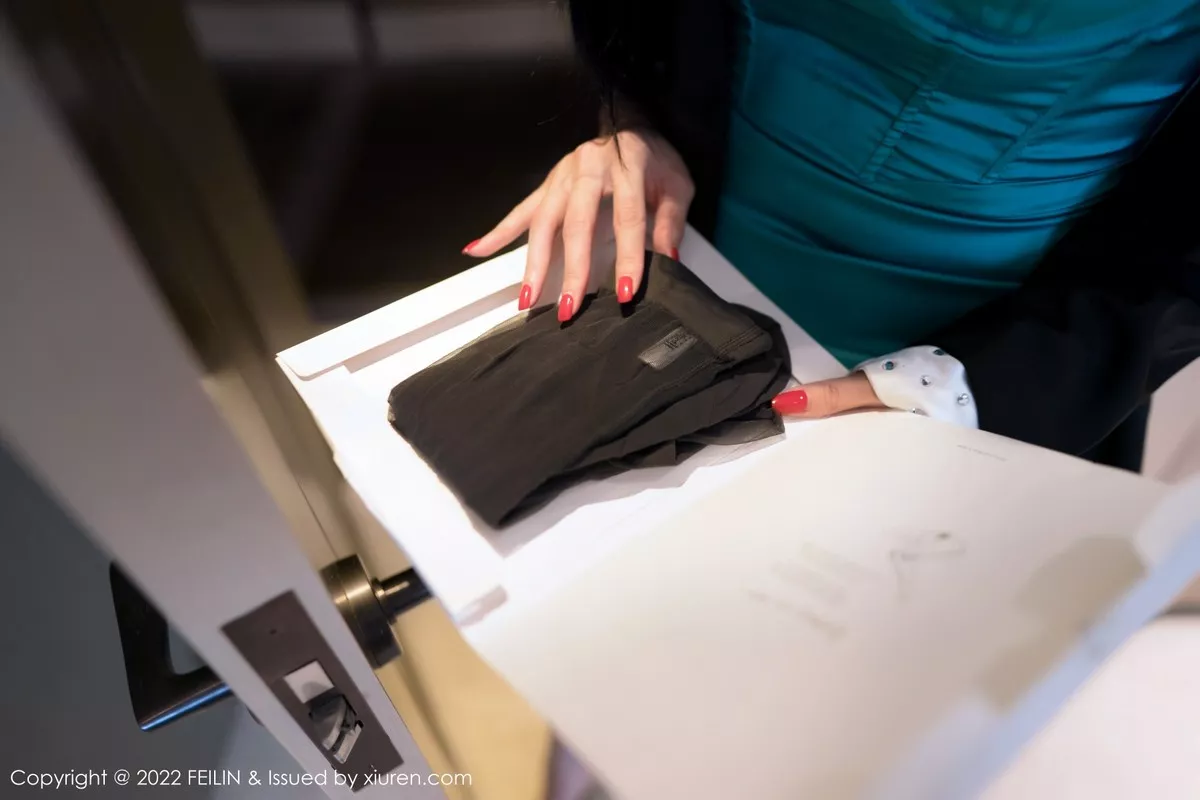 秀人集.com_[FeiLin嗲囡囡]VOL.456_模特陈怡曼天蓝色吊带连衣短裙配超薄黑丝秀曼妙身材诱惑写真81P