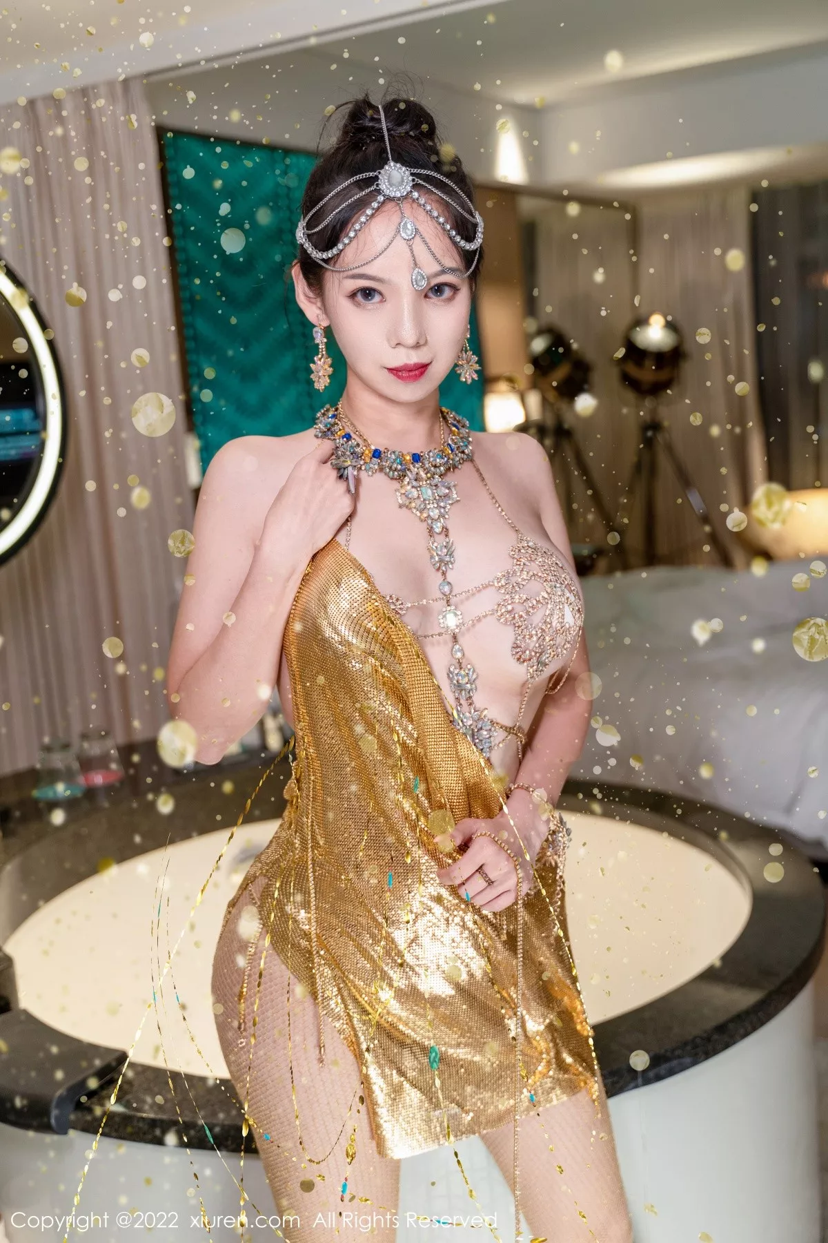 秀人集.com_[XiuRen秀人网]No.5559_模特大美妞儿黄金甲主题性感情趣吊带真空秀豪乳翘臀诱惑写真62P