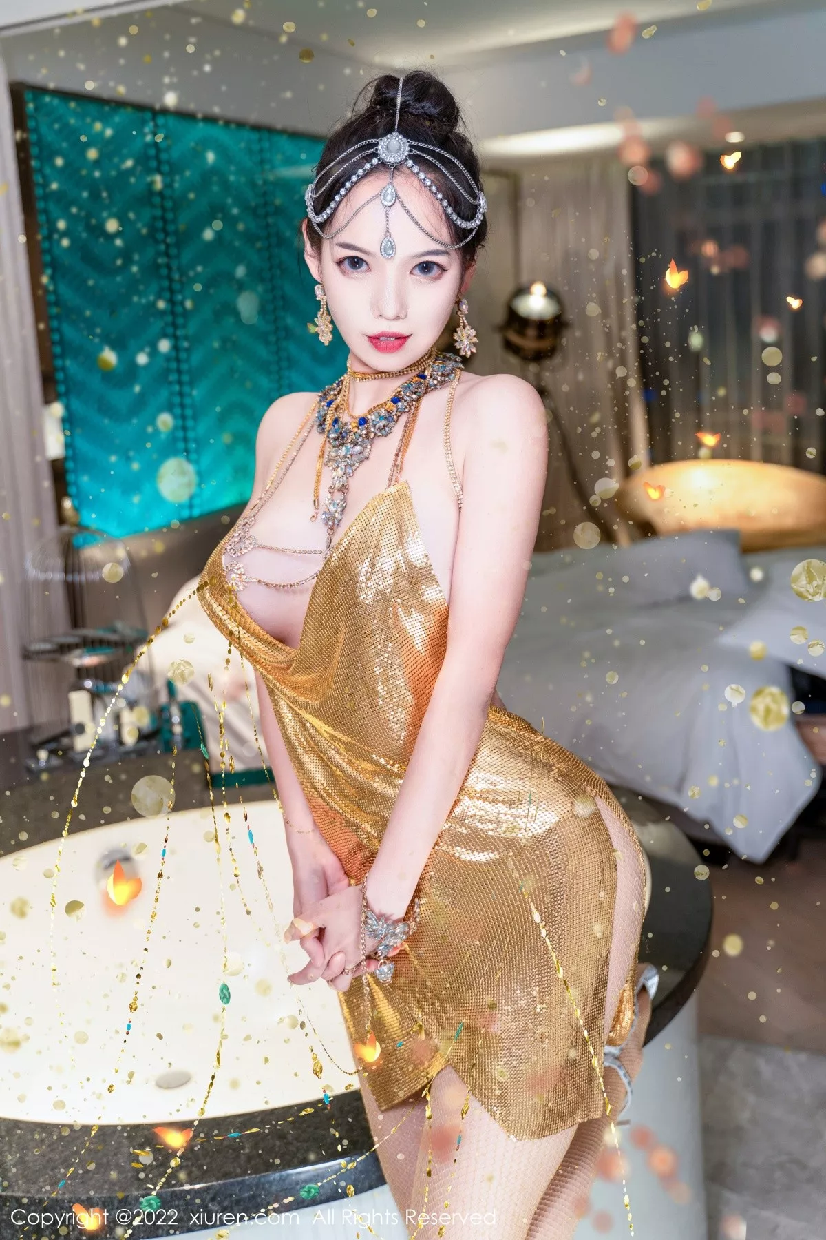 秀人集.com_[XiuRen秀人网]No.5559_模特大美妞儿黄金甲主题性感情趣吊带真空秀豪乳翘臀诱惑写真62P