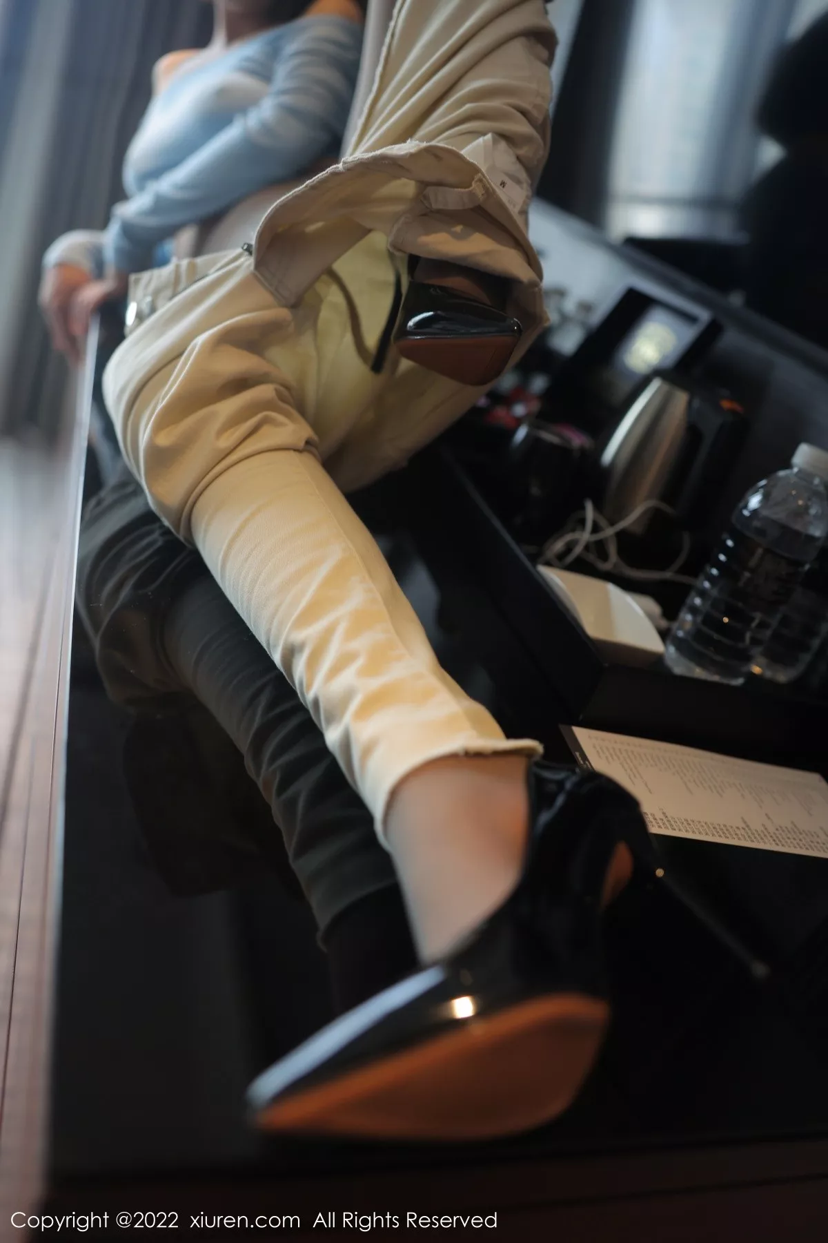 秀人集.com_[XiuRen秀人网]No.5560_模特宋愉愉淡蓝色收身衣配白色长裤露开档灰丝袜迷人诱惑写真81P