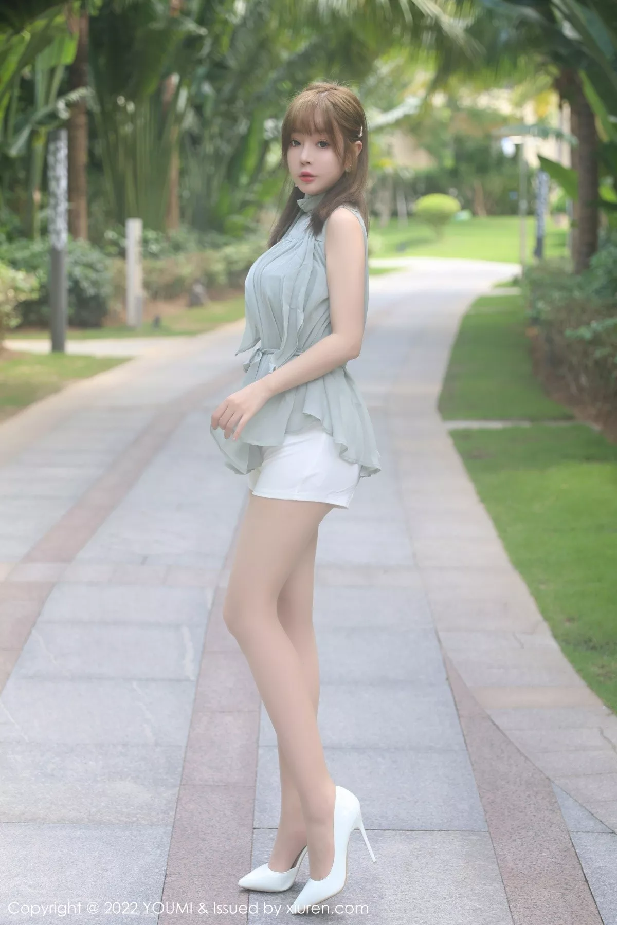 秀人集.com_[YouMi尤蜜荟]Vol.841_女神王雨纯性感灰色上衣配白短裙半脱露性感蕾丝内衣诱惑写真71P