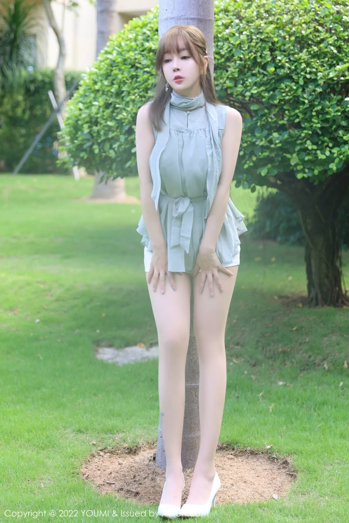 秀人集.com_[YouMi尤蜜荟]Vol.841_女神王雨纯性感灰色上衣配白短裙半脱露性感蕾丝内衣诱惑写真71P