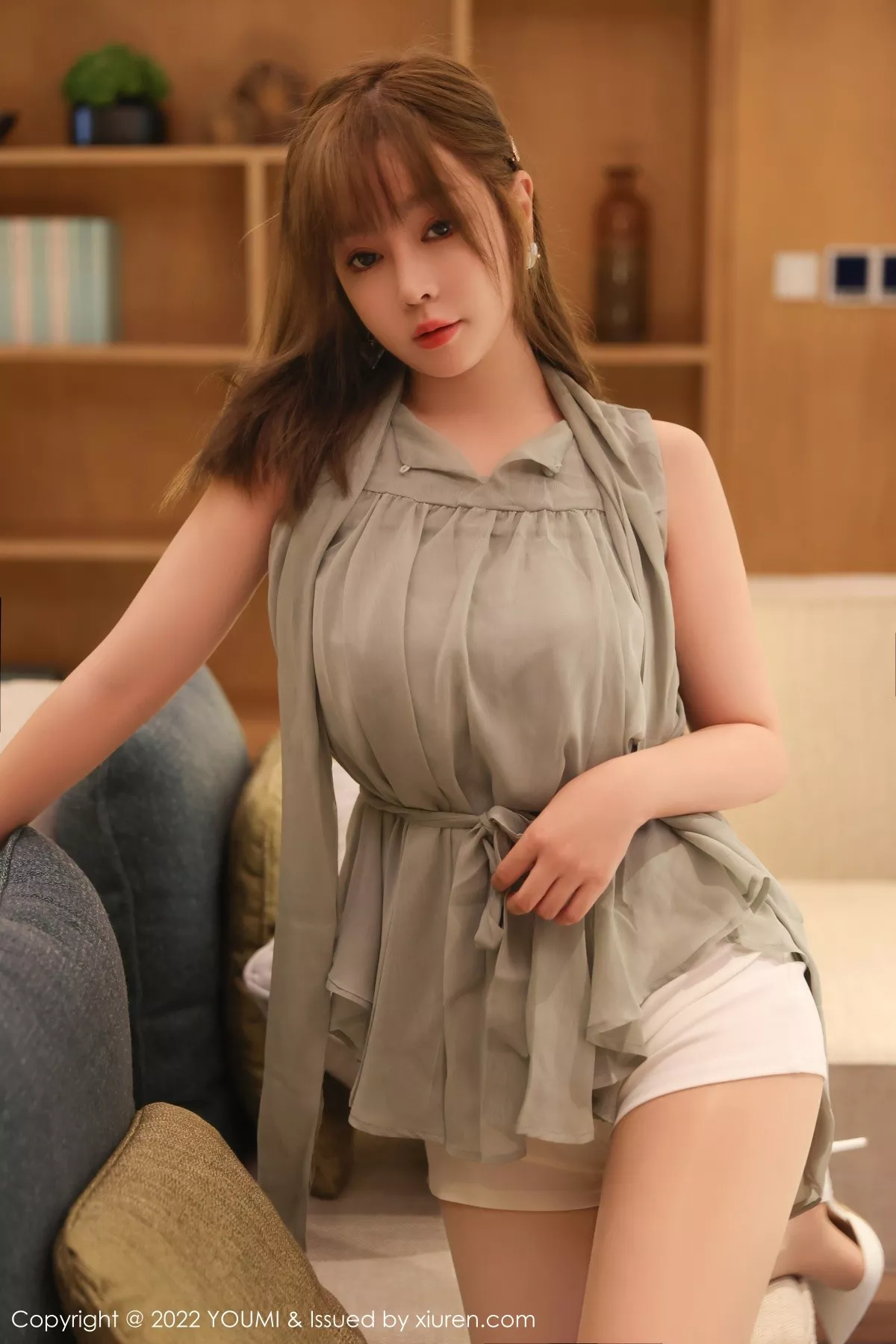 秀人集.com_[YouMi尤蜜荟]Vol.841_女神王雨纯性感灰色上衣配白短裙半脱露性感蕾丝内衣诱惑写真71P