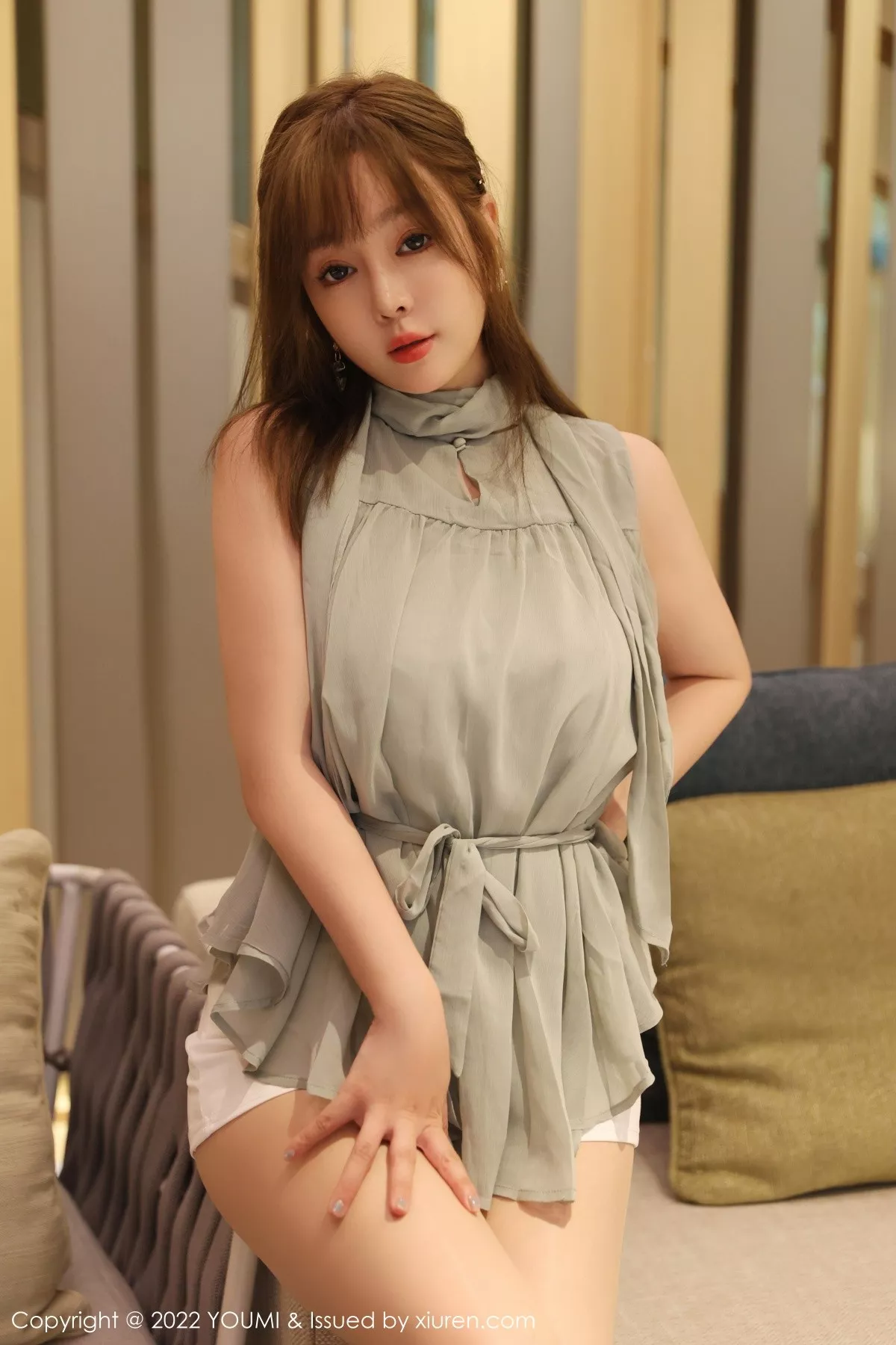 秀人集.com_[YouMi尤蜜荟]Vol.841_女神王雨纯性感灰色上衣配白短裙半脱露性感蕾丝内衣诱惑写真71P