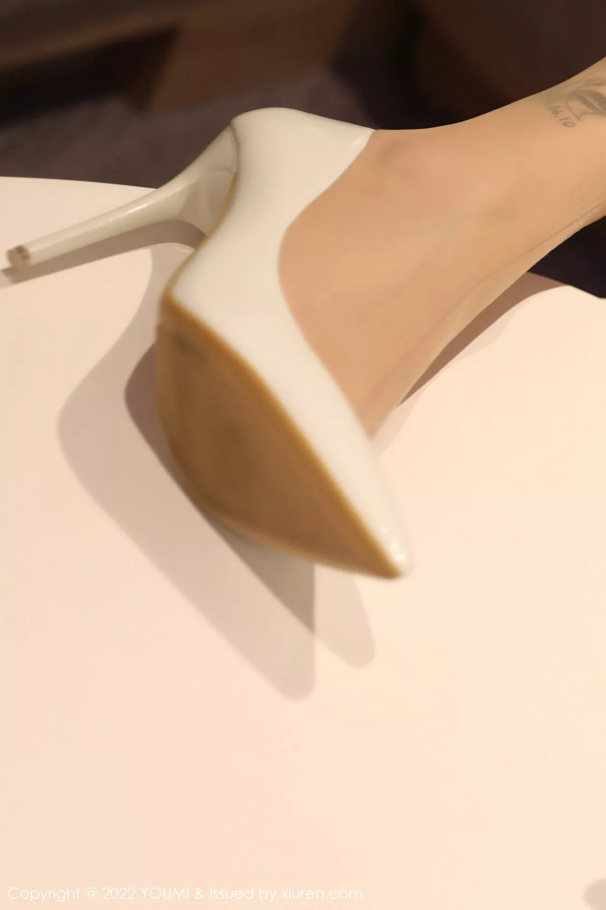 秀人集.com_[YouMi尤蜜荟]Vol.841_女神王雨纯性感灰色上衣配白短裙半脱露性感蕾丝内衣诱惑写真71P