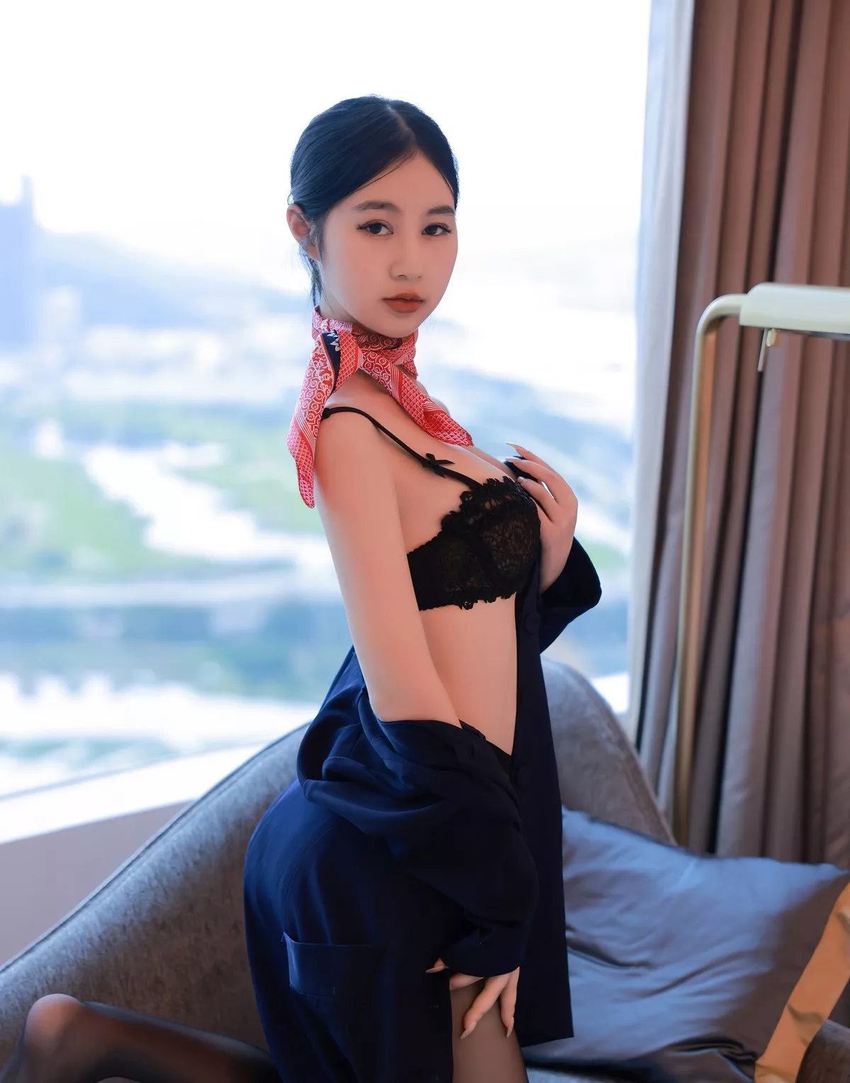 秀人集.com_[XiuRen秀人网]No.5579_模特谢晚晚澳门旅拍深蓝色空姐制服半脱露蕾丝内衣诱惑写真61P