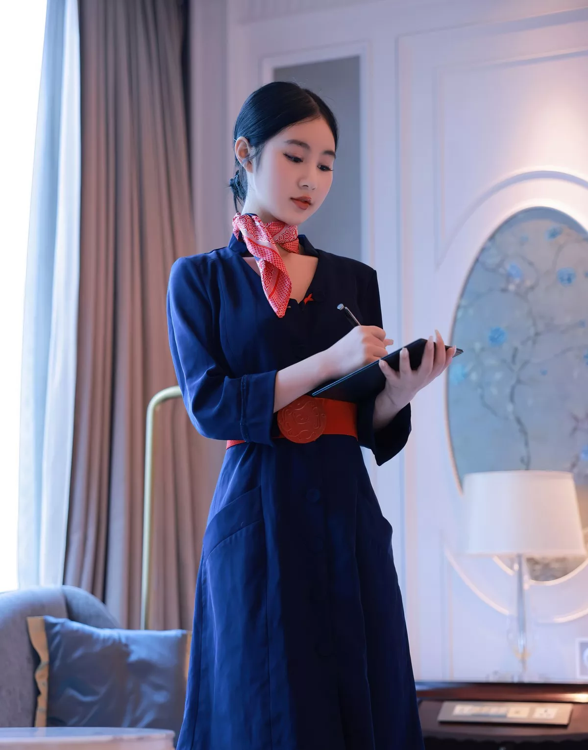 秀人集.com_[XiuRen秀人网]No.5579_模特谢晚晚澳门旅拍深蓝色空姐制服半脱露蕾丝内衣诱惑写真61P