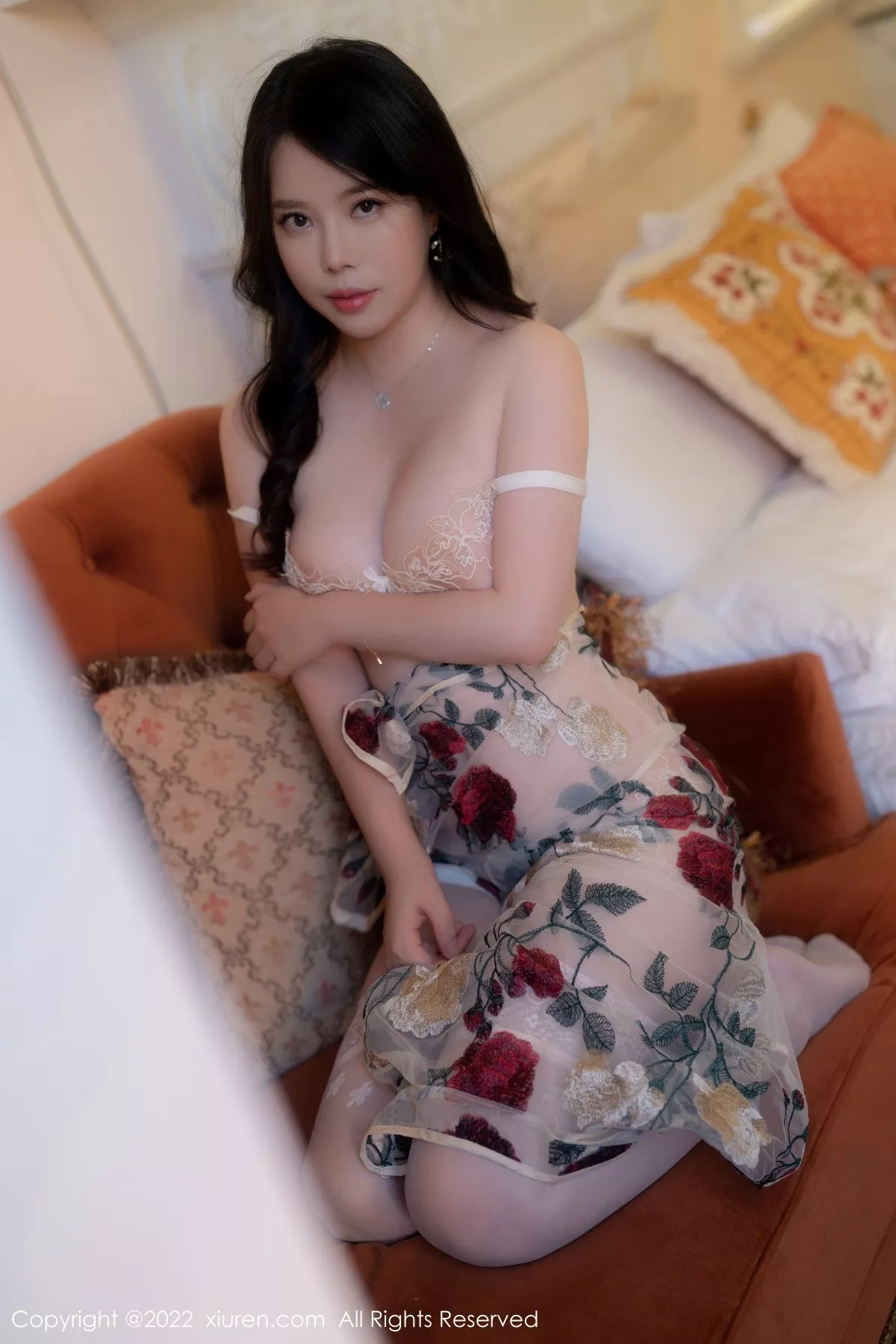 秀人集.com_[XiuRen秀人网]No.5577_模特白茹雪私房浅色薄纱旗袍配原色丝袜秀惹火身材诱惑写真56P