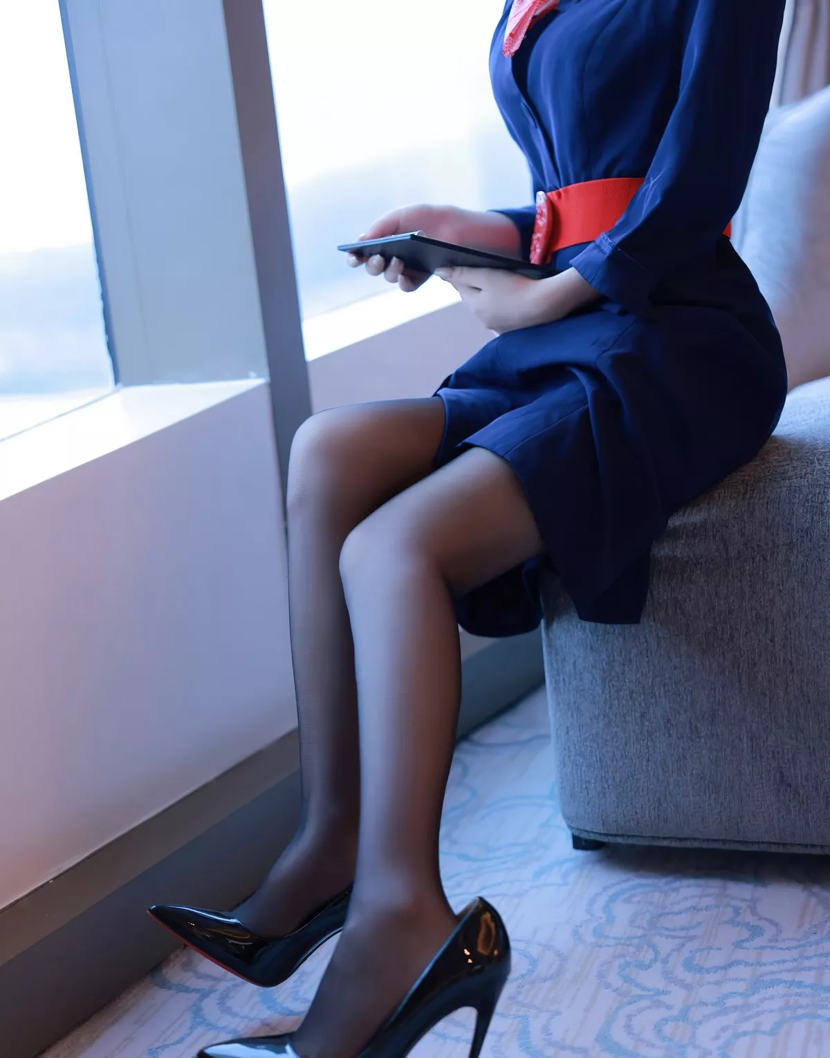 秀人集.com_[XiuRen秀人网]No.5579_模特谢晚晚澳门旅拍深蓝色空姐制服半脱露蕾丝内衣诱惑写真61P