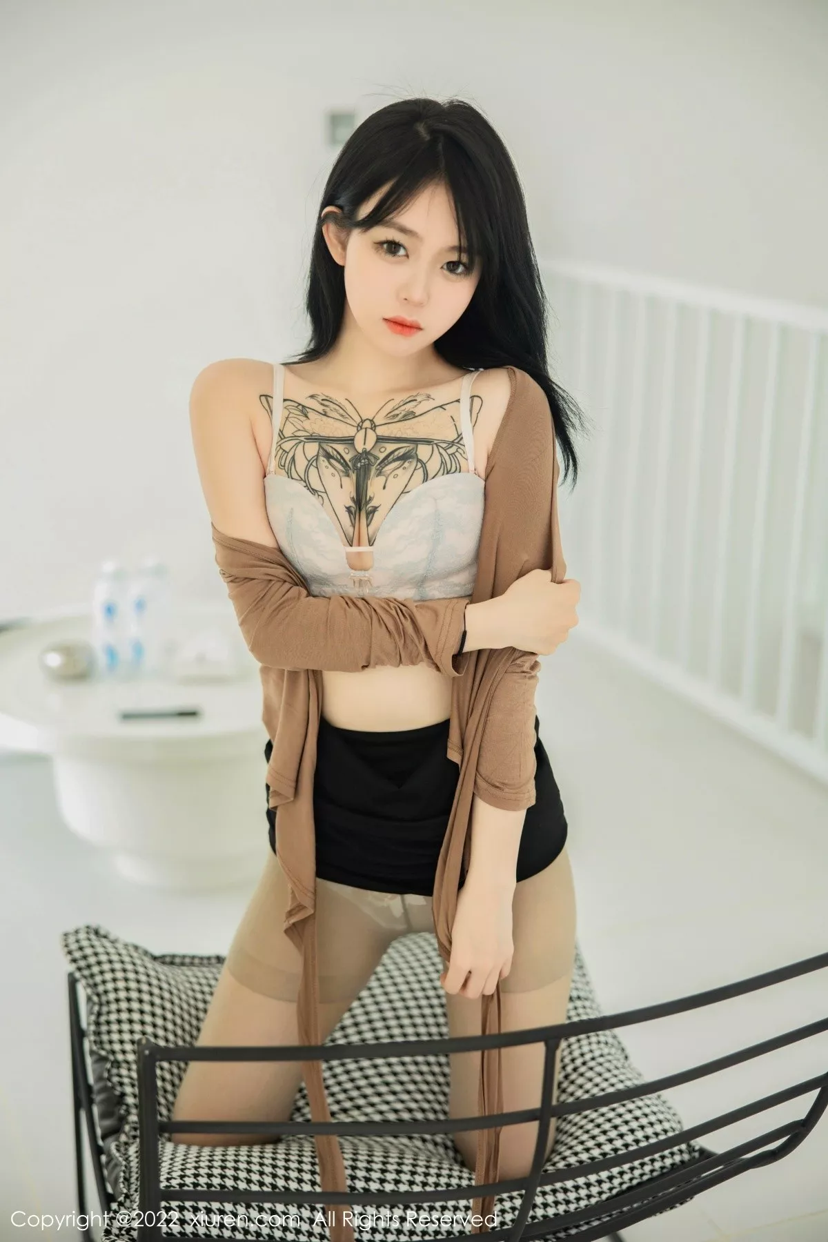 秀人集.com_[XiuRen秀人网]No.5587_模特奶瓶大理旅拍杏色衣配黑短裙露浅色内衣杏色丝袜诱惑写真100P