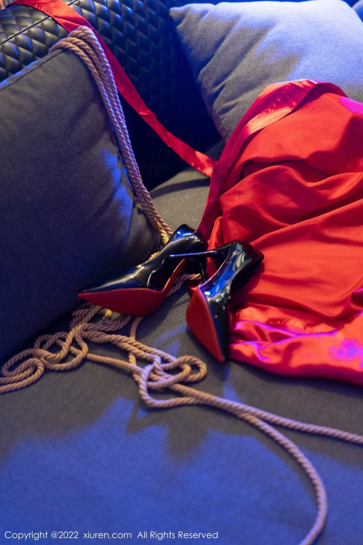 秀人集.com_[XiuRen秀人网]No.5586_模特laura阿姣性感红色睡裙露黑色情趣内衣配蕾丝吊袜诱惑写真76P