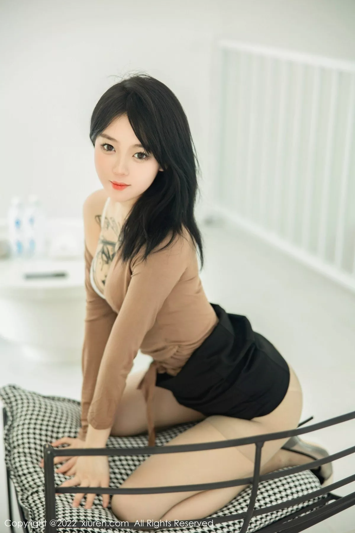 秀人集.com_[XiuRen秀人网]No.5587_模特奶瓶大理旅拍杏色衣配黑短裙露浅色内衣杏色丝袜诱惑写真100P