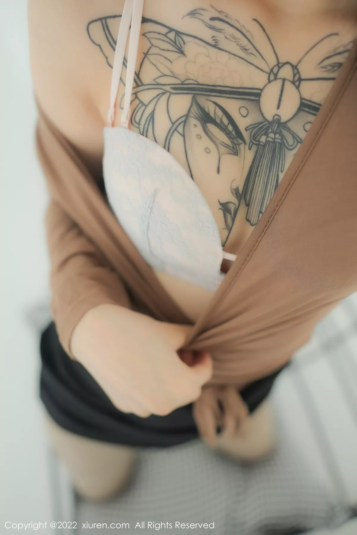 秀人集.com_[XiuRen秀人网]No.5587_模特奶瓶大理旅拍杏色衣配黑短裙露浅色内衣杏色丝袜诱惑写真100P